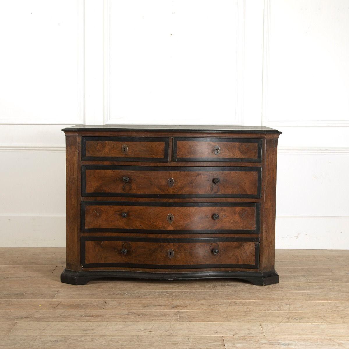 Grande commode italienne en noyer du XVIIIe siècle.
Avec des baguettes ébonisées et des coins inclinés.
Circa 1780.