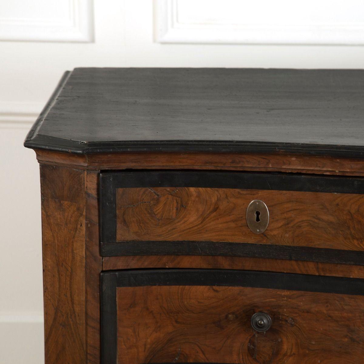 XVIIIe siècle Commode italienne du 18e siècle en vente