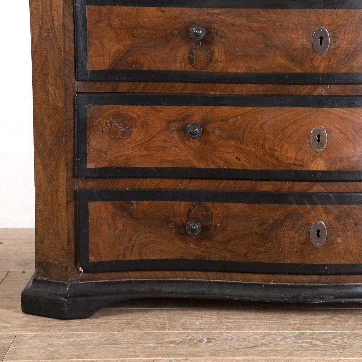 Noyer Commode italienne du 18e siècle en vente