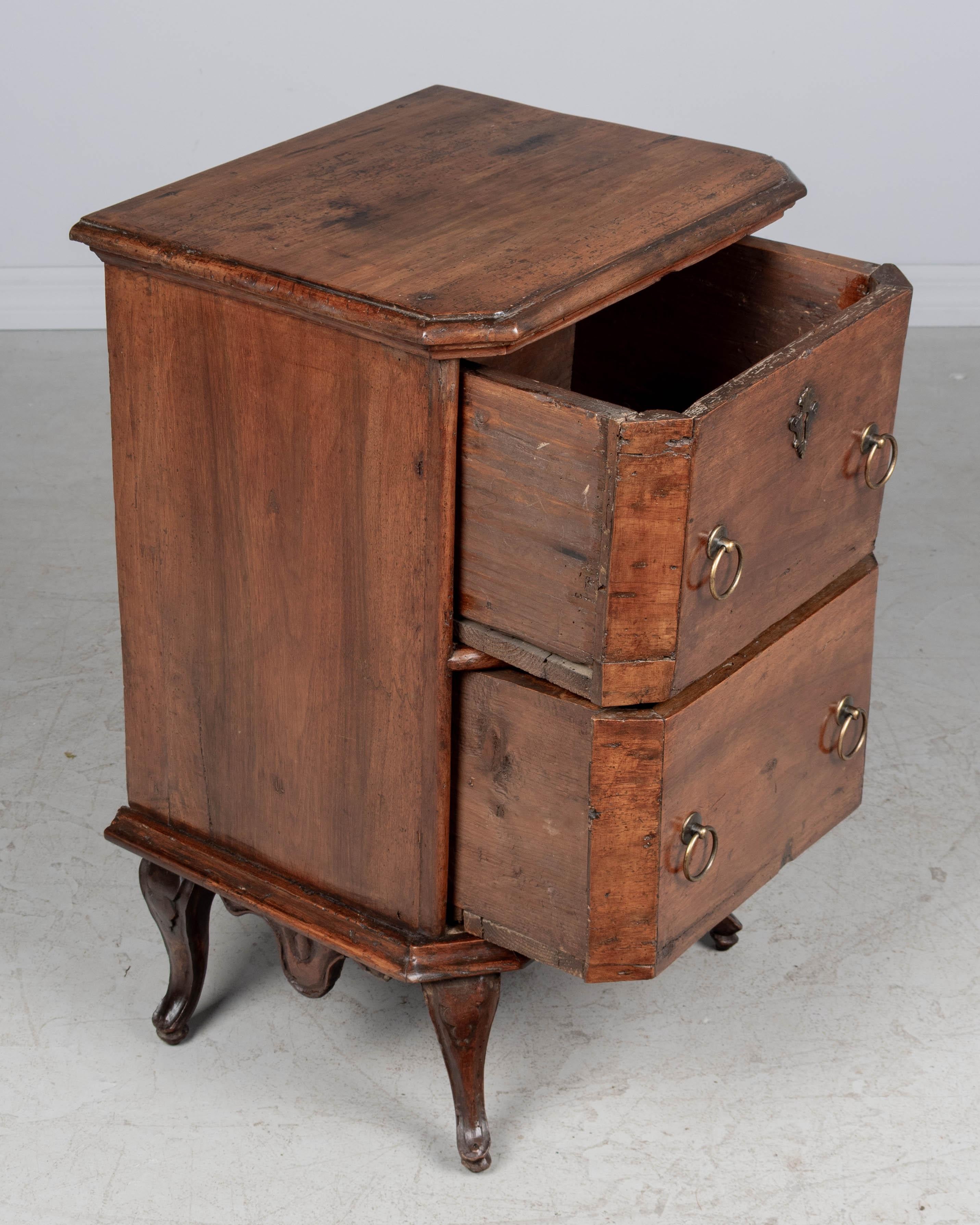 Comodino ou table de nuit italienne du 18e siècle en vente 3
