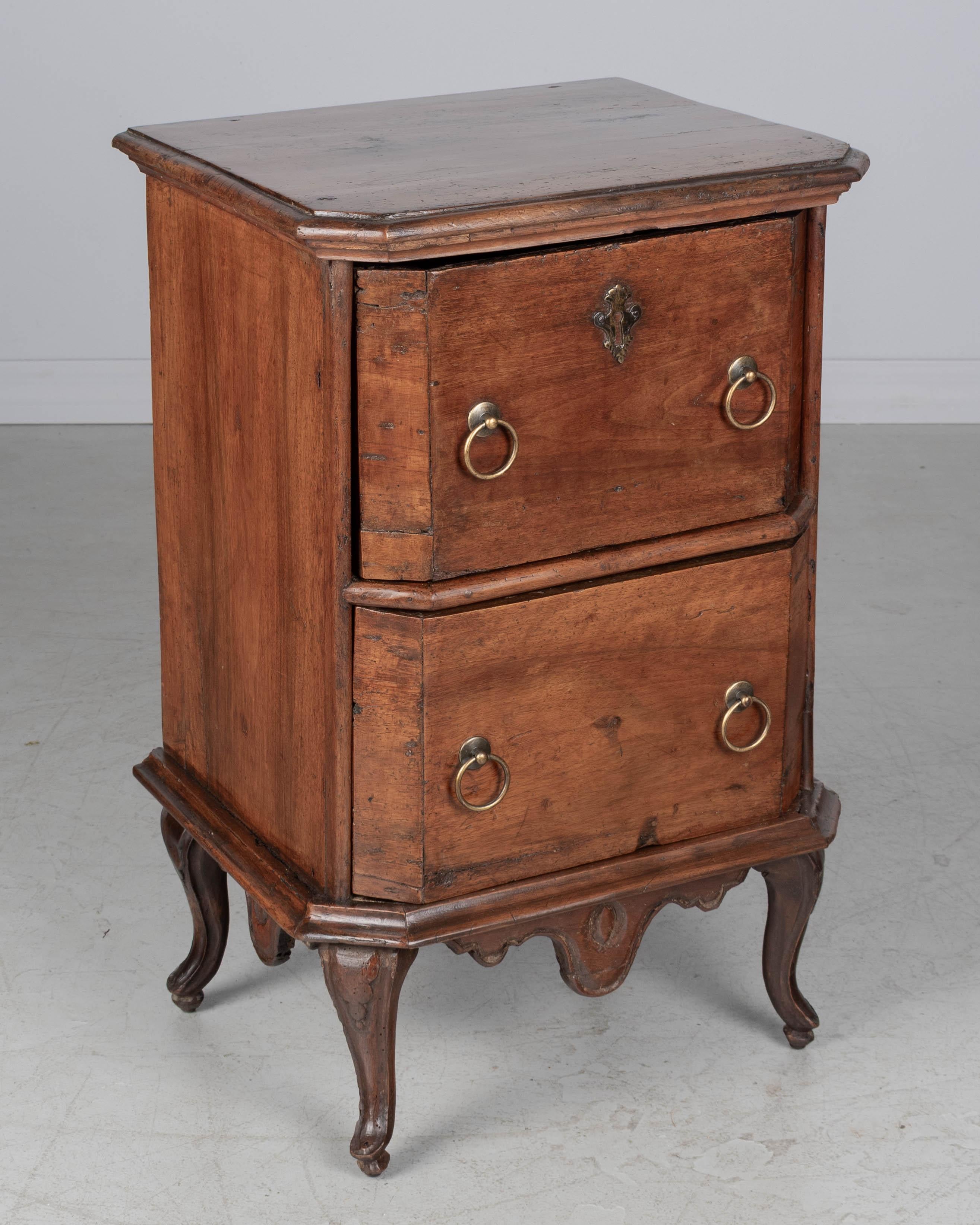 Rococo Comodino ou table de nuit italienne du 18e siècle en vente