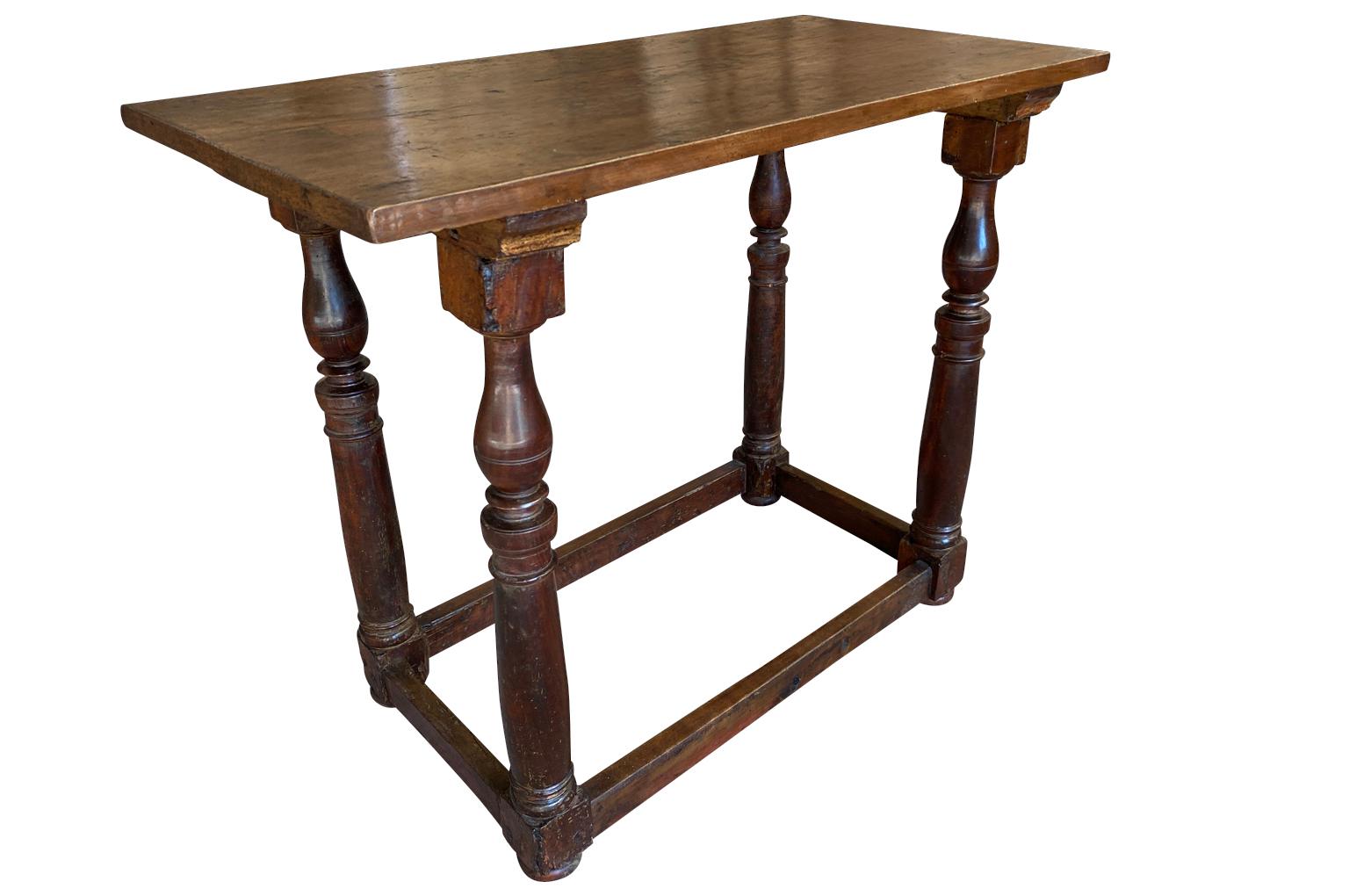 Preciosa consola del siglo XVIII procedente de Bolonia, Italia. Bellamente construida en nogal con tablero de una sola tabla y patas bien torneadas. Pátina maravillosa, rica y luminosa.