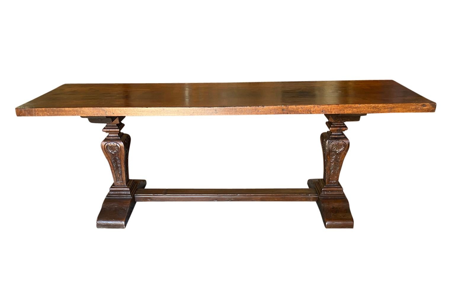 Une très belle table console du XVIIIe siècle provenant de Bologne, en Italie.  Merveilleusement construit en très beau noyer avec un épais plateau en bois massif et des pieds magnifiquement sculptés.  Excellente patine.