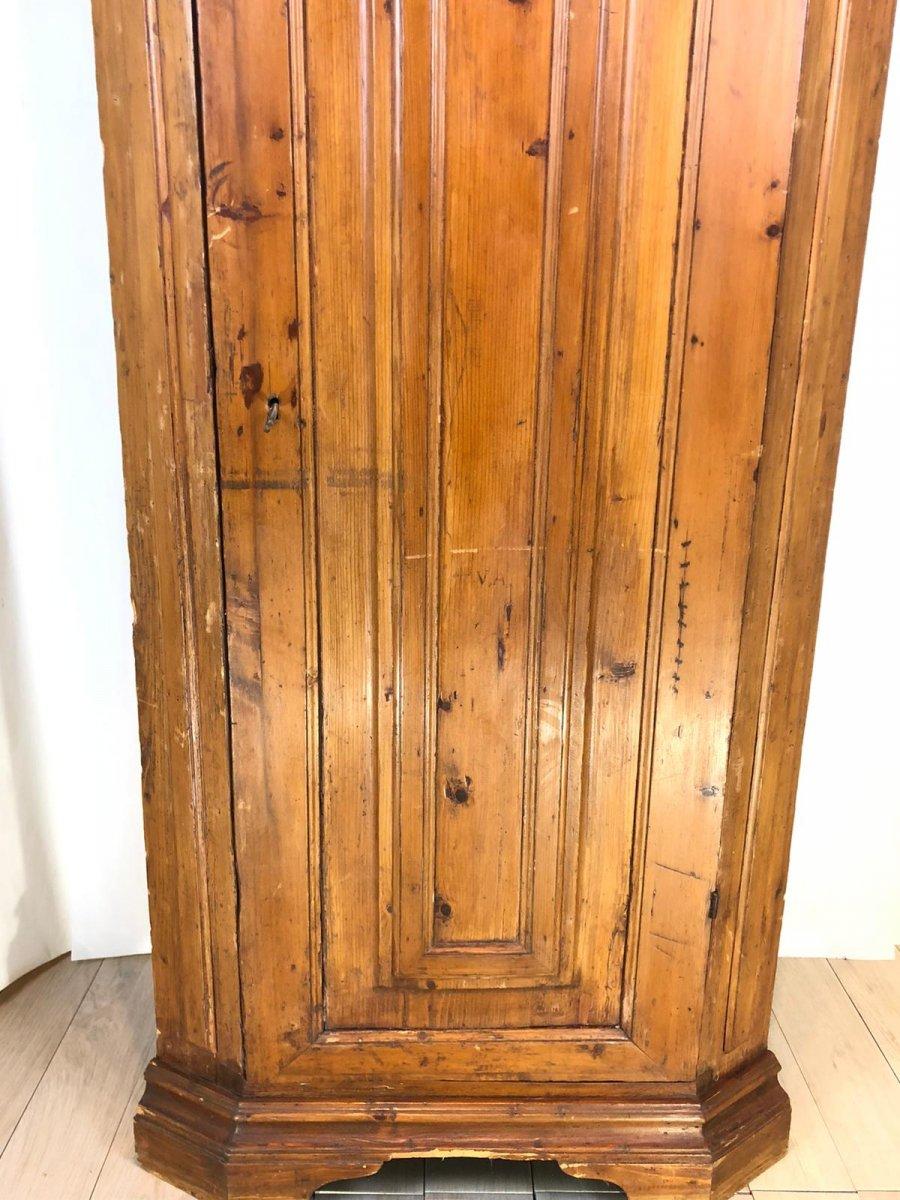 An imposant 18th century Italian corner cupboard in solid wood of larch.
Origin: northern Italy, Veneto region

Dimensions: Height 215 cm, length 95 cm.