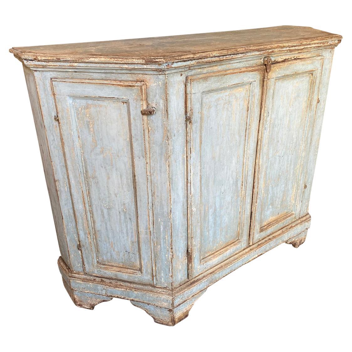 Un'affascinante credenza del XVIII secolo proveniente dalla regione di Firenze. Splendidamente costruita in legno dipinto nella forma scantonata, con il piano conforme, quattro porte con scaffali interni che poggiano su piedi a staffa. Bellissima