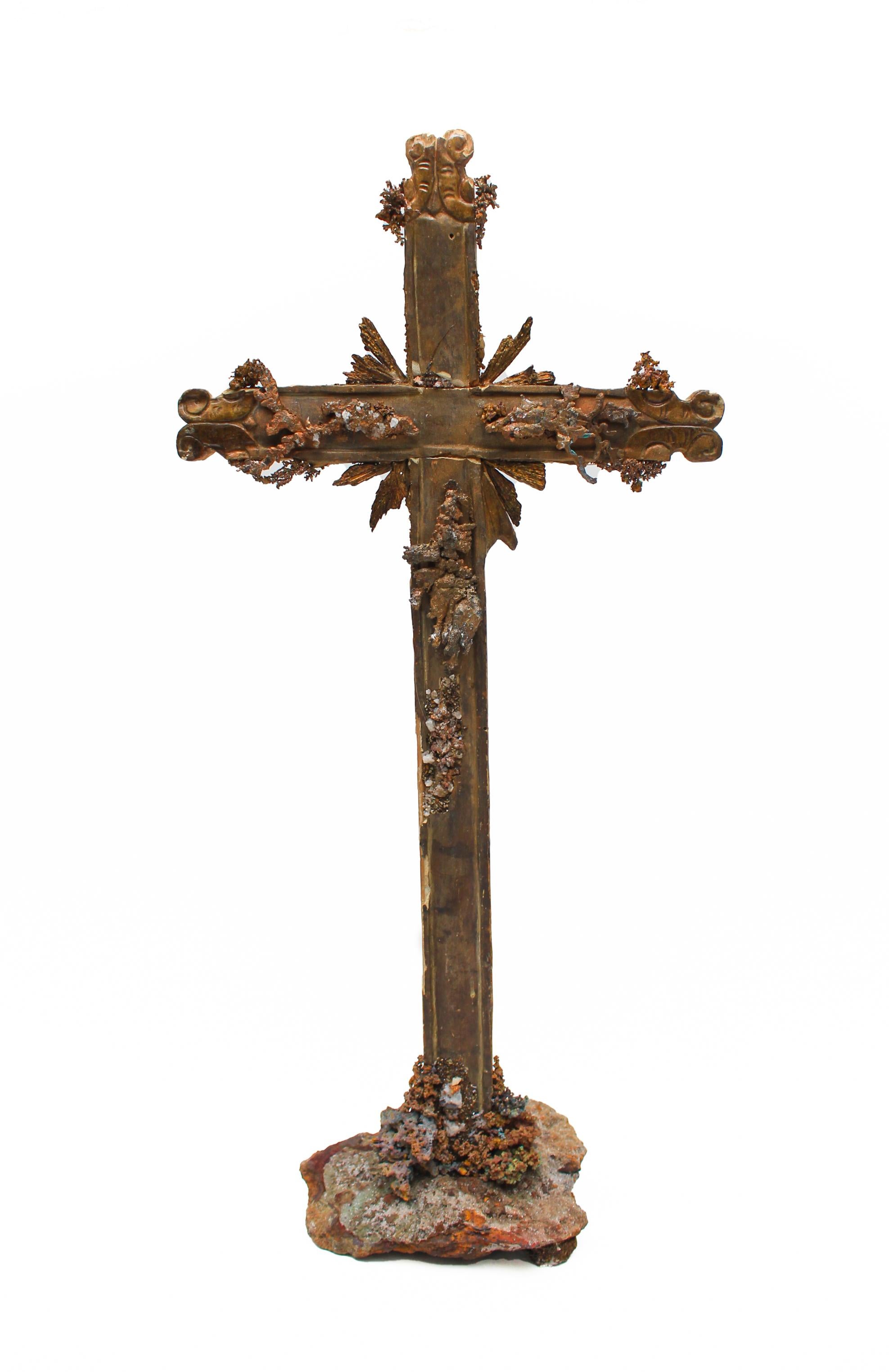 italienisches Kreuz aus dem 18. Jahrhundert, verziert mit nativem Kupfer mit Kristallen aus der White Pine Mine, Michigan, und verkupfertem Kyanit auf einem Kristall-Druzy in Kupfererzmatrix. Das Kruzifix stammt ursprünglich aus einer Kirche in der
