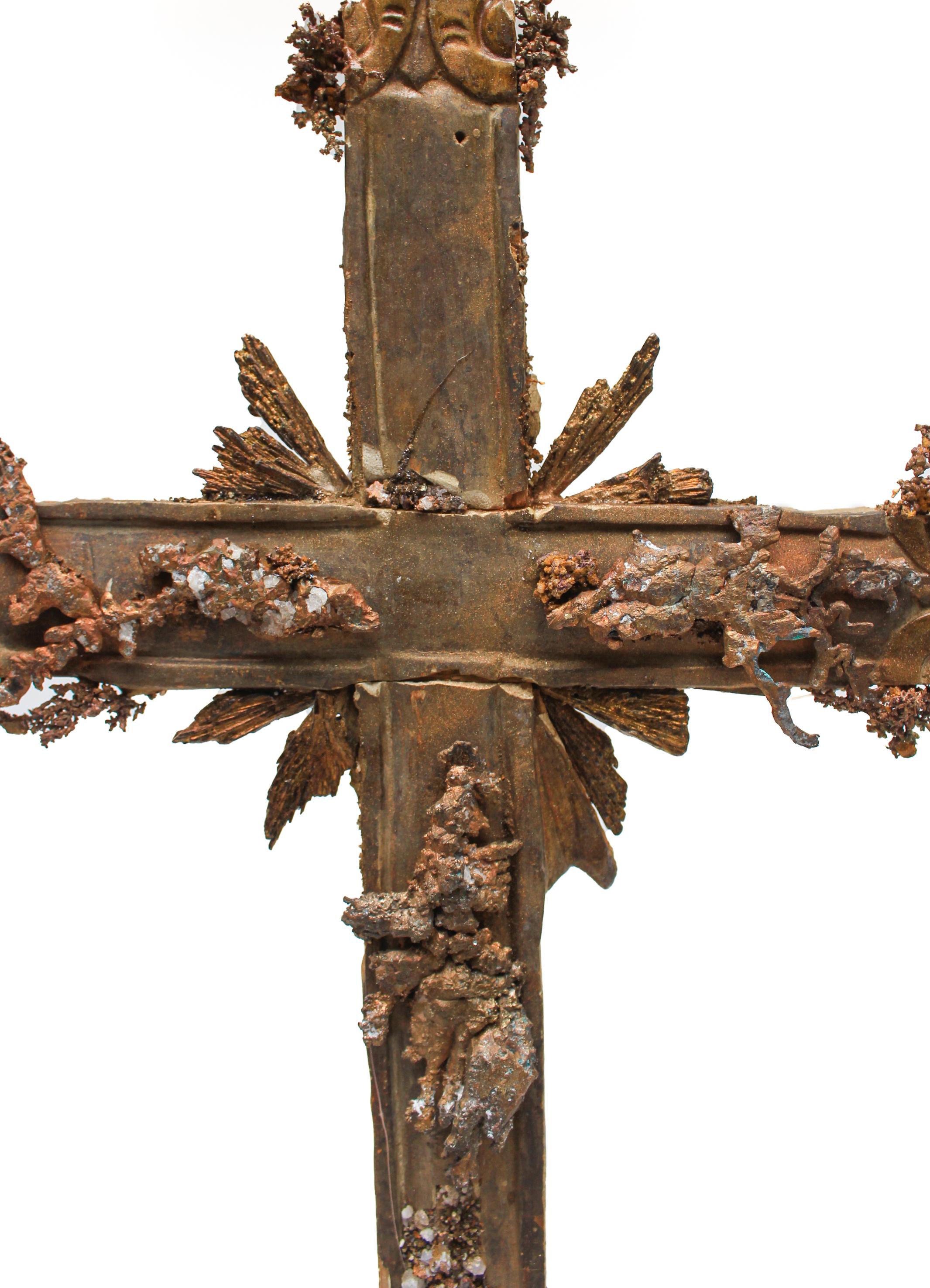 Italienisches Kreuz aus dem 18. Jahrhundert, geschmückt mit einheimischem Kupfer mit Kristallen und Kyanit im Angebot 1