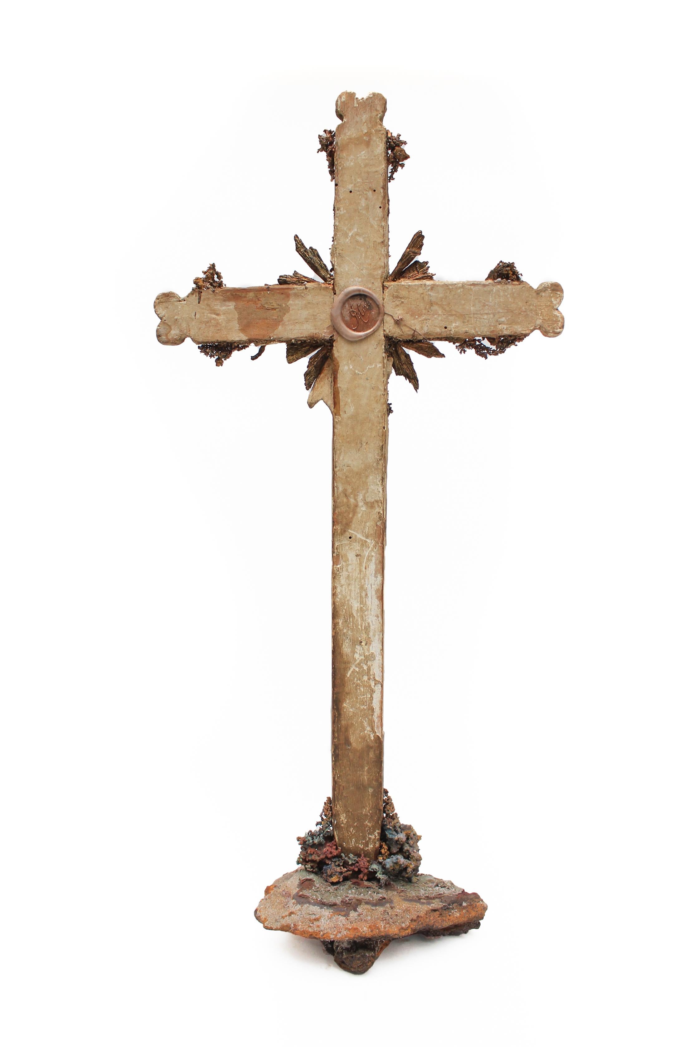 Croix italienne du 18ème siècle ornée de cuivre indigène avec des cristaux et de Kyanite en vente 2