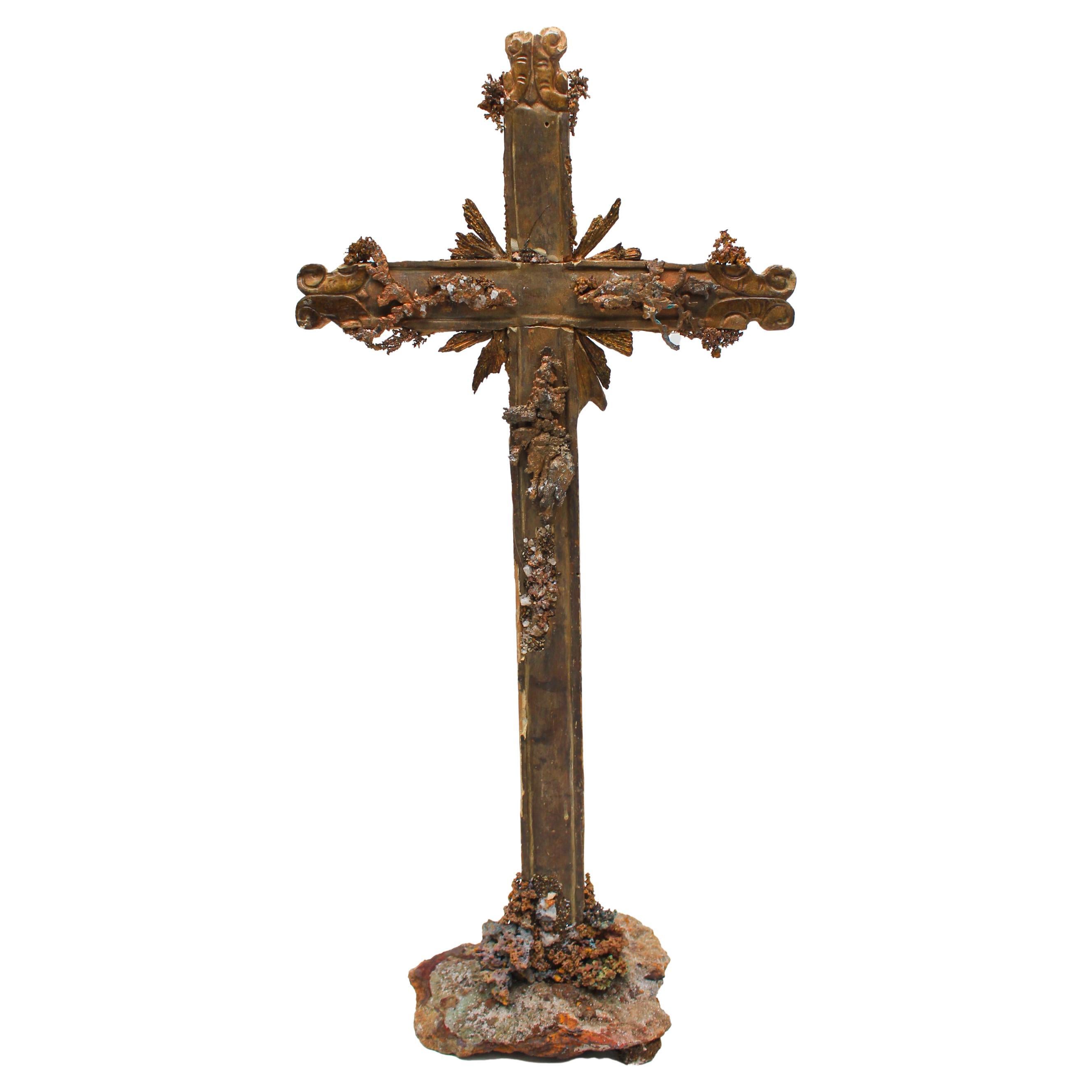 Croix italienne du 18ème siècle ornée de cuivre indigène avec des cristaux et de Kyanite