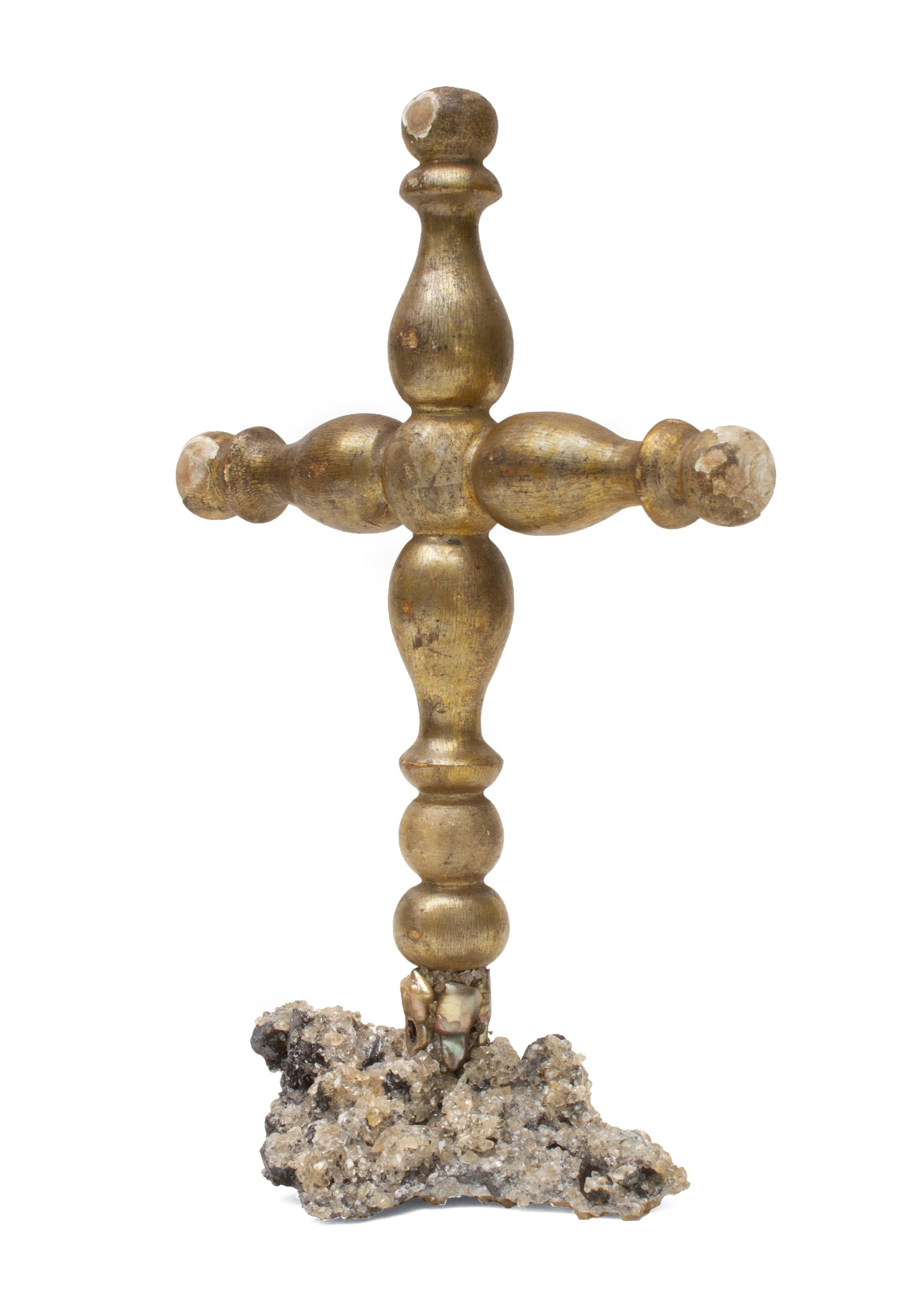 Italienisches Mekka-Prozessionskreuz aus dem 18. Jahrhundert auf einem Sockel aus Kalzitkristall in Matrix mit koordinierten Barockperlen.

Die Kalzitkristallgruppe in der Matrix stammt aus der Elmwood Mine in Tennessee. Er ist ein Beispiel für