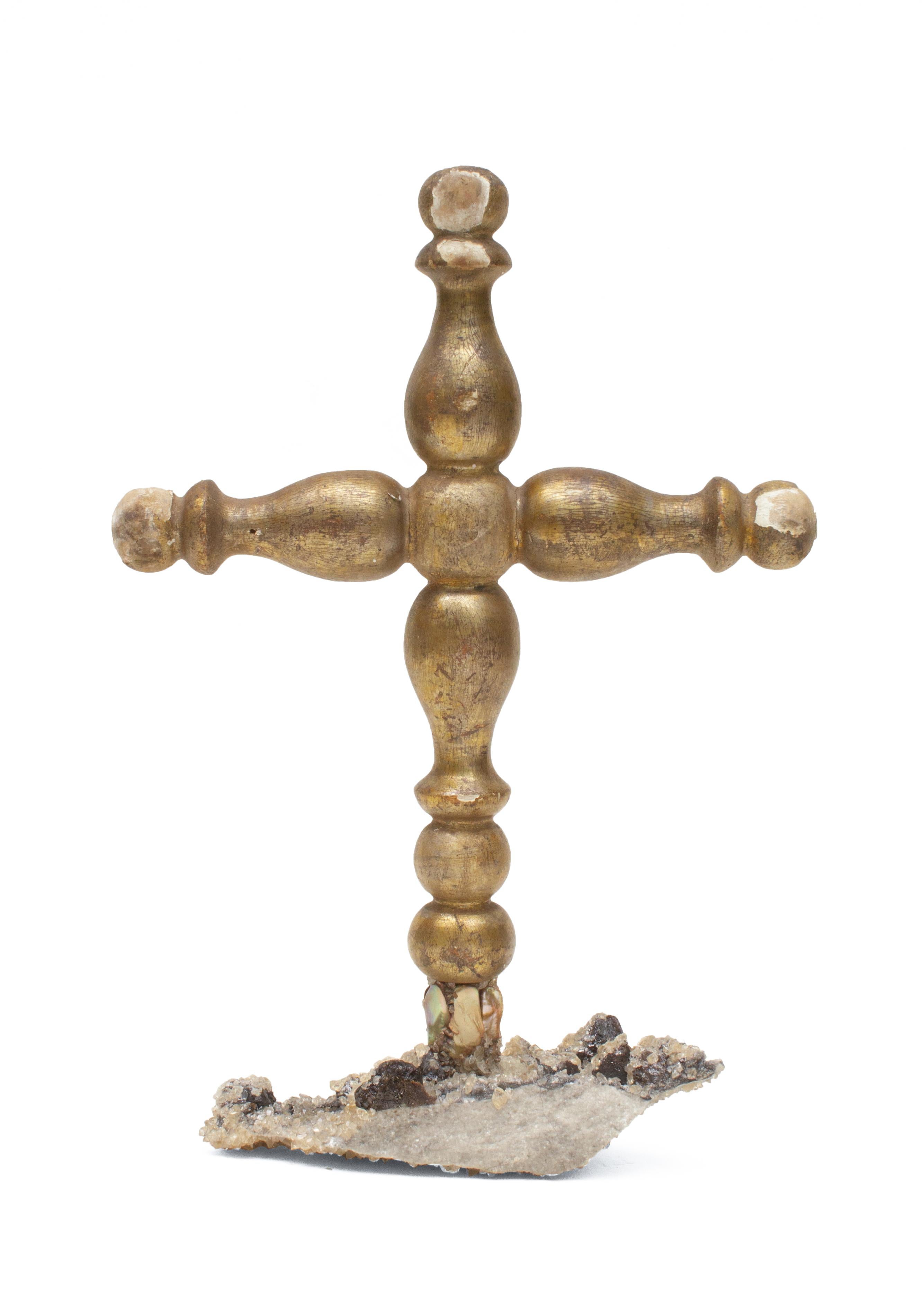 Rococo Croix italienne du 18ème siècle montée sur des cristaux de calcite dans une matrice en vente