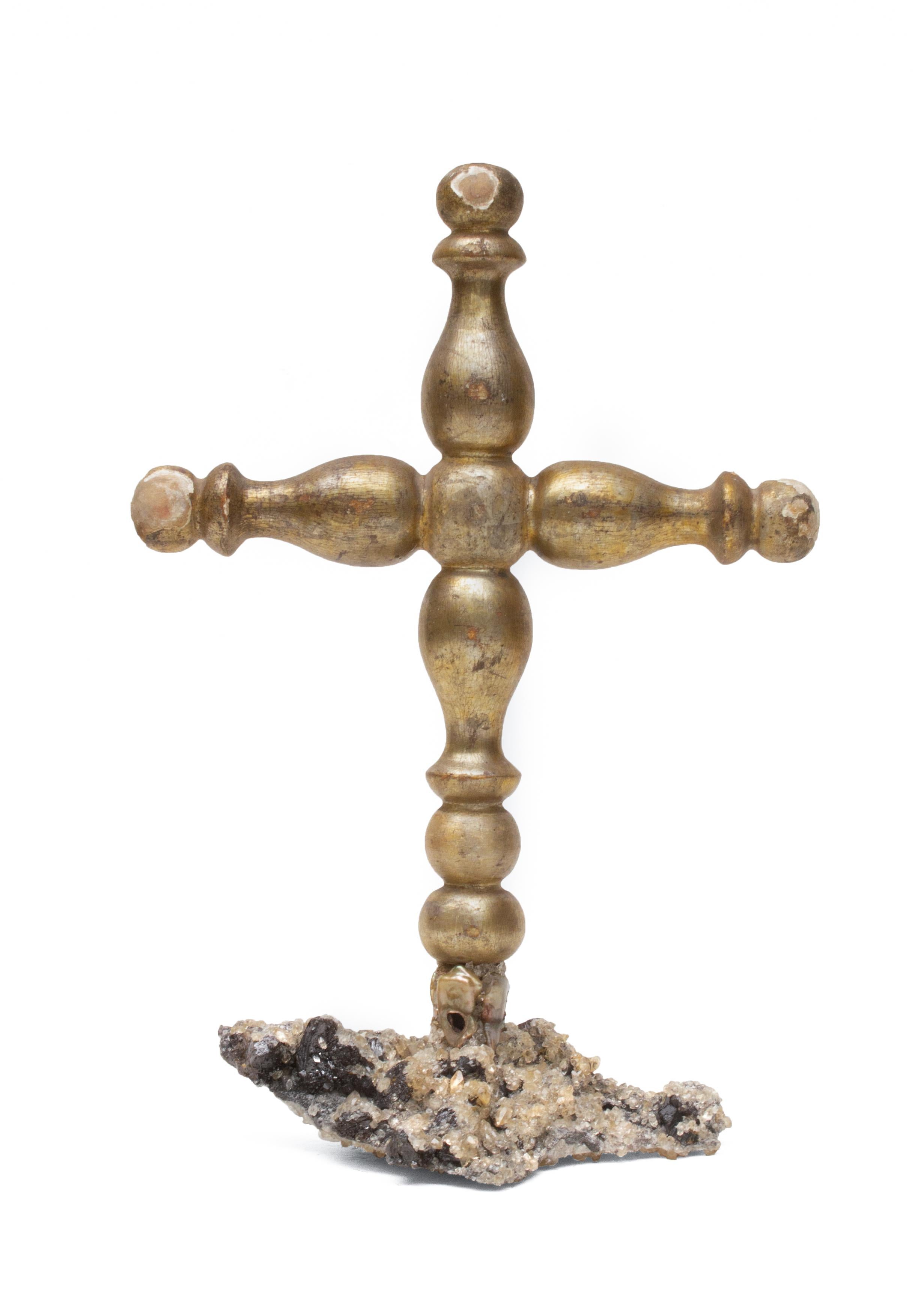 Italienisches Kreuz aus Calcite-Kristallen aus dem 18. Jahrhundert, montiert (Handbemalt) im Angebot