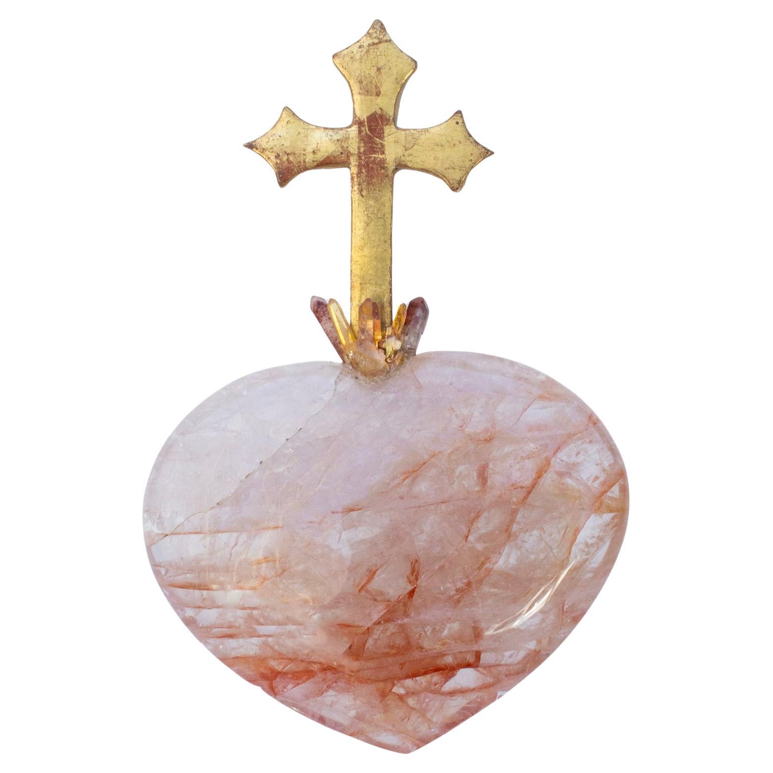 Cruz Italiana del Siglo XVIII sobre un Corazón de Cuarzo Hematoide Rosa con Cristales Aurora