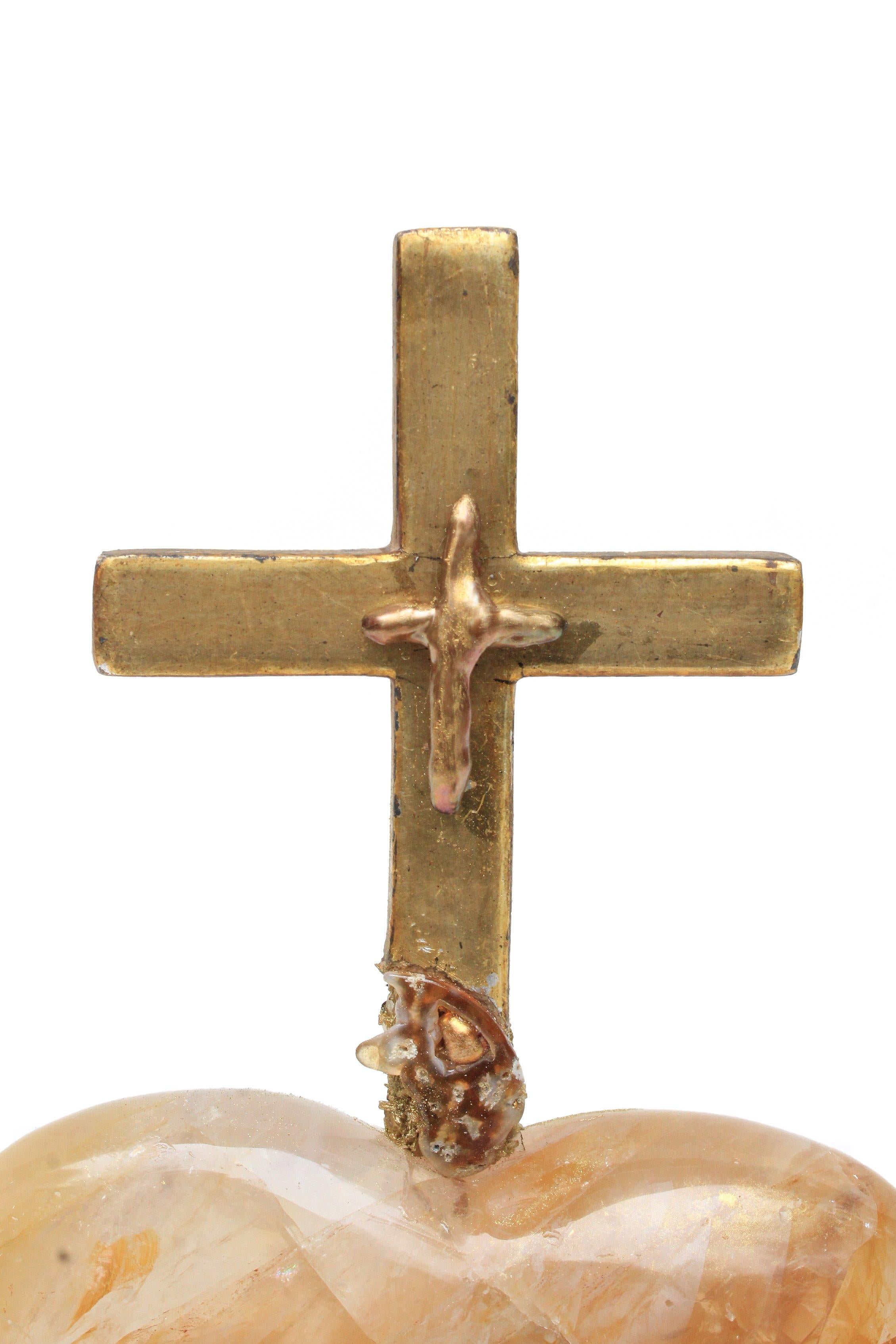 croix italienne du XVIIIe siècle montée sur un cœur en quartz hématoïde jaune poli et ornée de perles baroques de forme naturelle et d'une perle baroque en forme de croix. La pièce s'inspire du 