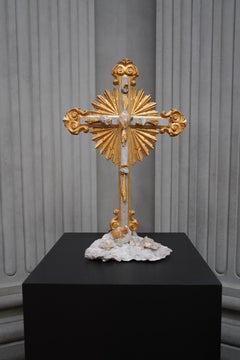 Italienisches Kreuz aus dem 18. Jahrhundert mit Kyanit, Calcite-Kristallen und Barockperlen