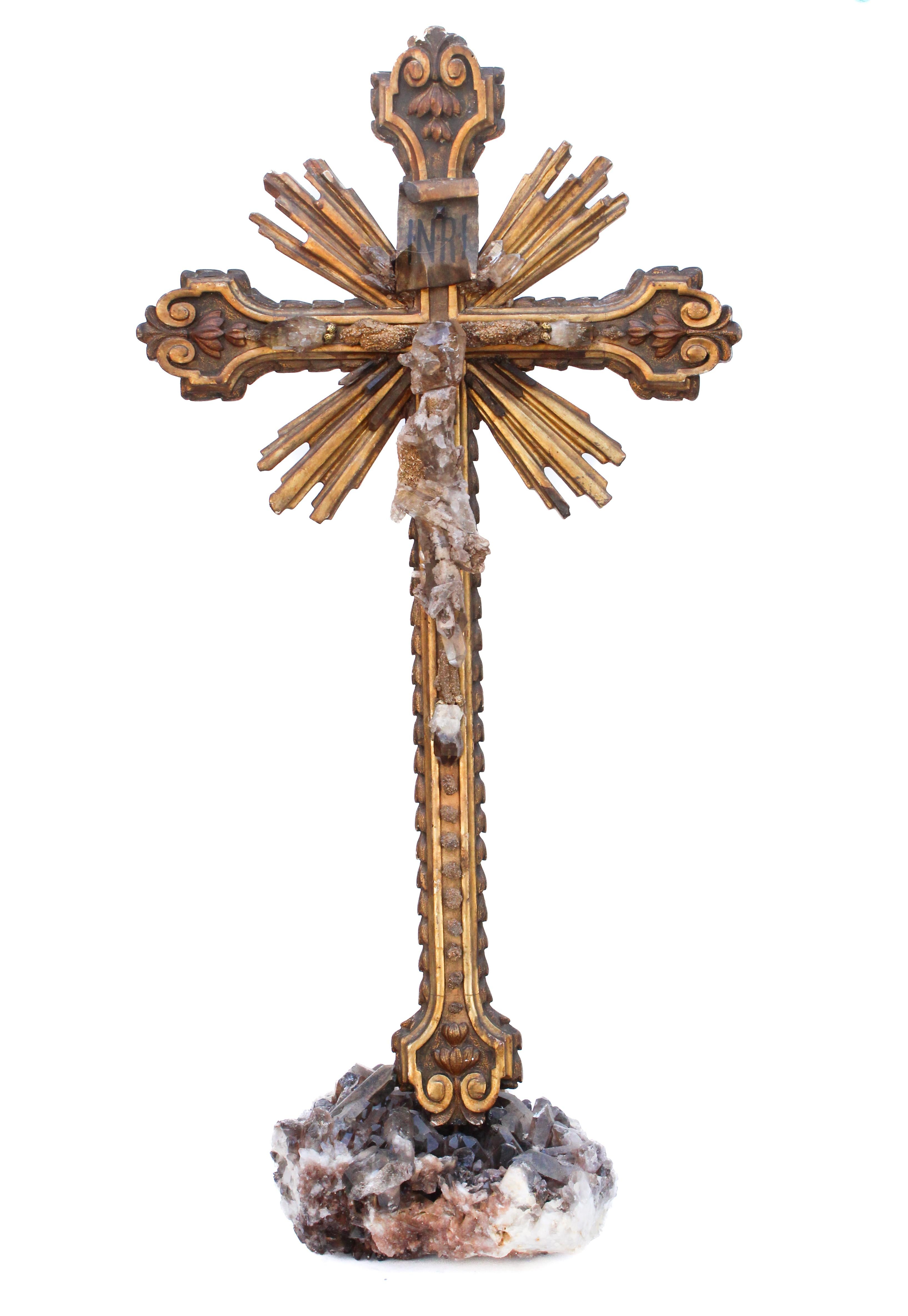 Italienisches braunes und vergoldetes Kreuz aus dem 18. Jahrhundert, verziert mit Rauchquarzkristallen und versteinertem Druzy-Holz. Die Rauchquarzkristalle stammen aus Madagaskar und das versteinerte Druzy-Holz aus den Vereinigten Staaten. Die