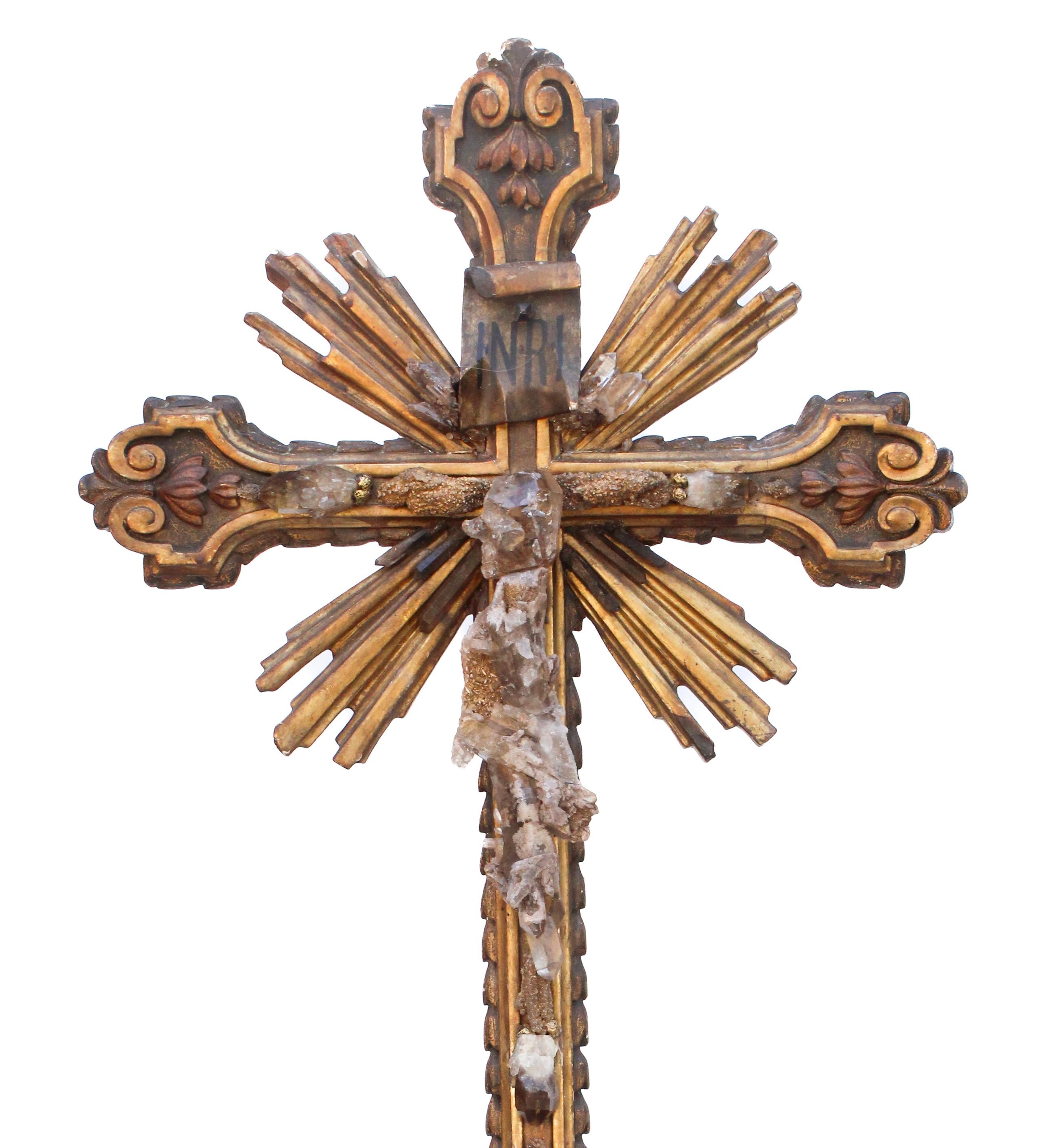 Italienisches Kreuz aus dem 18. Jahrhundert mit Rauchquarzkristallen und Druzy-Steinholz (Rokoko) im Angebot