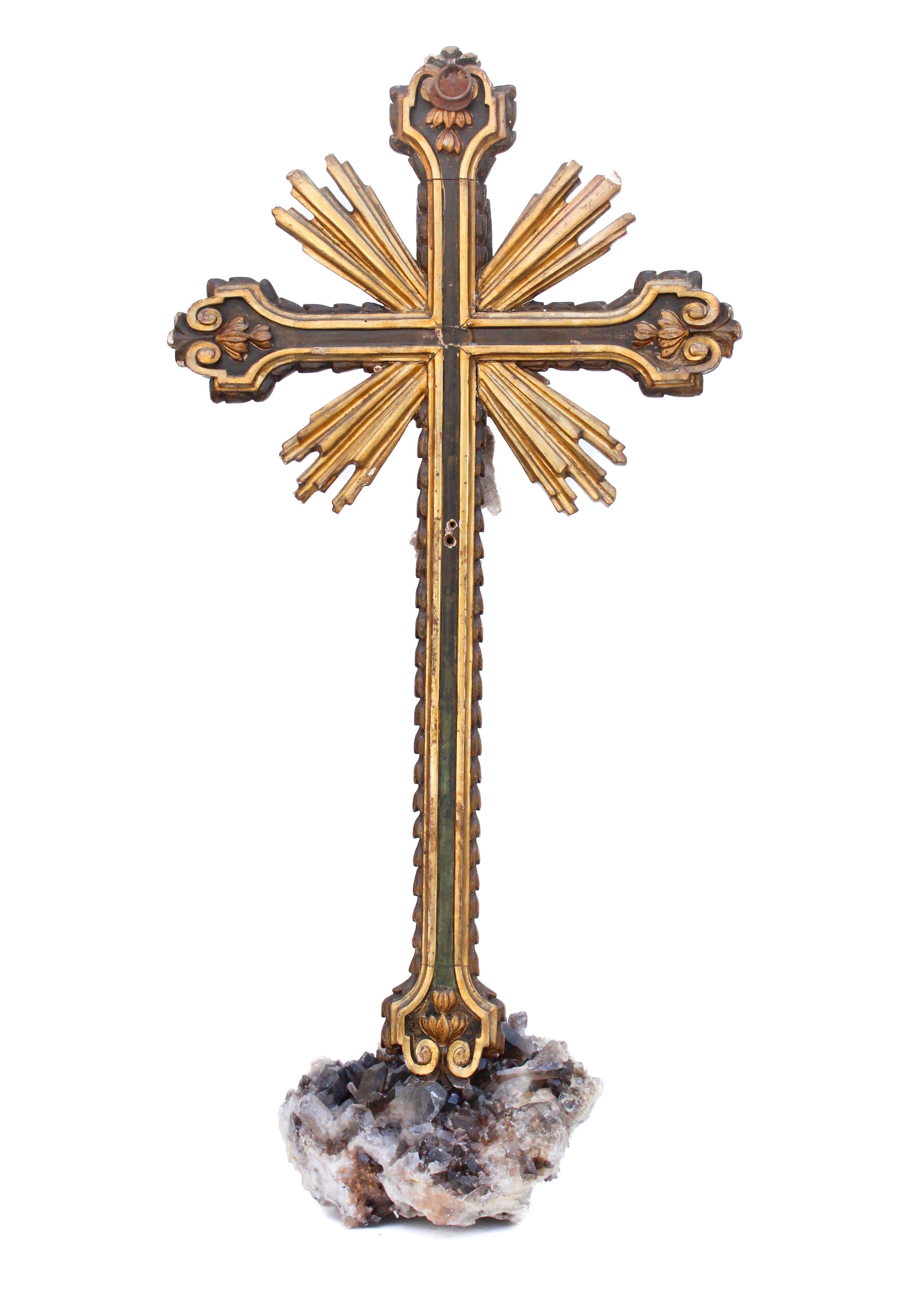 Italienisches Kreuz aus dem 18. Jahrhundert mit Rauchquarzkristallen und Druzy-Steinholz (Bergkristall) im Angebot