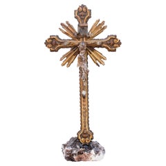 Croix italienne du 18ème siècle avec des cristaux de quartz fumés et du bois pétrifié Druzy