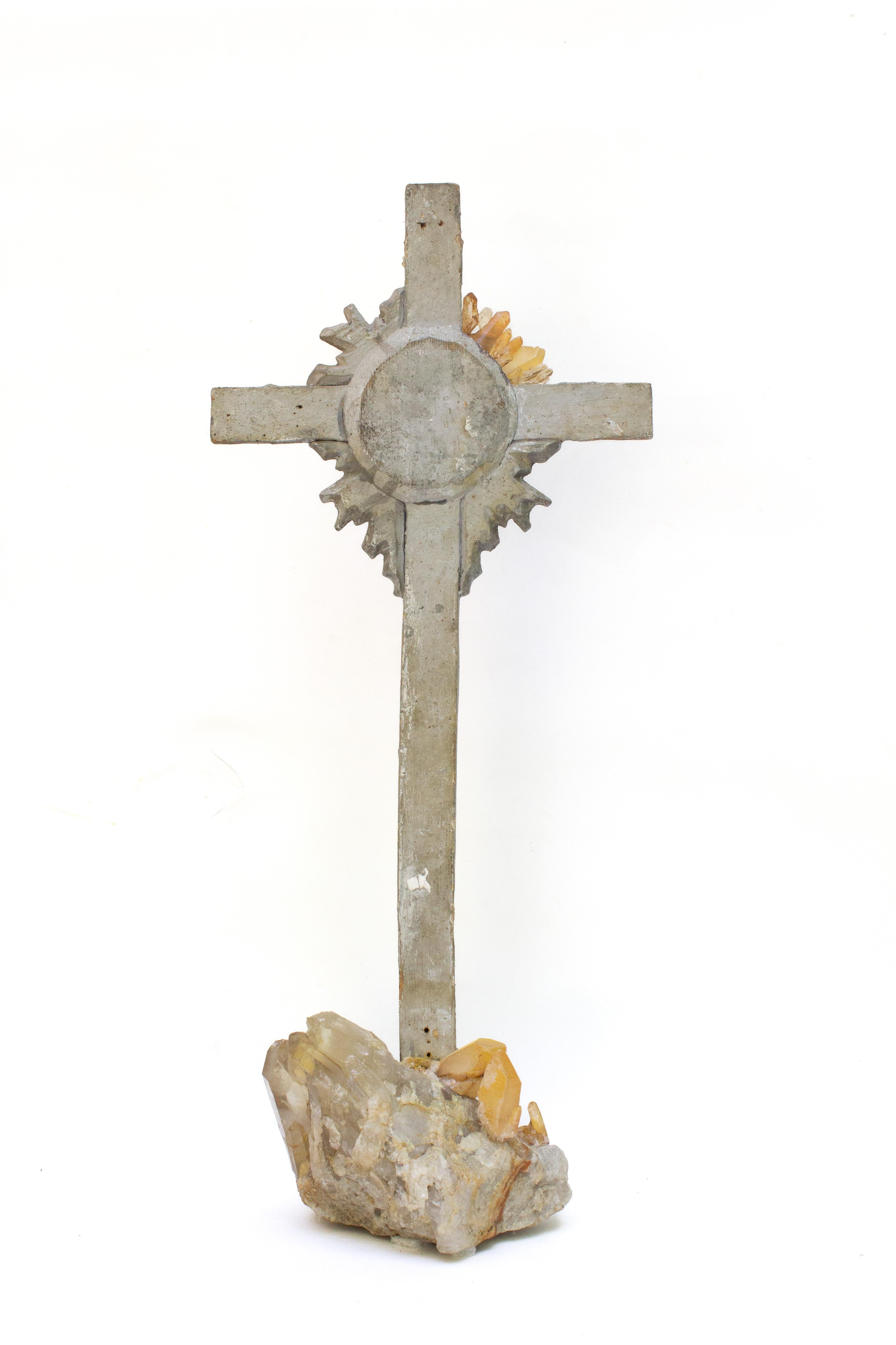 Italienisches Kreuz des 18. Jahrhunderts mit Tangerine-Kristallen auf einem Kristall-Cluster-Sockel (Bergkristall)