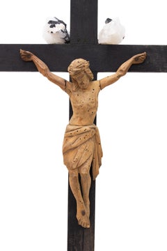 italienisches Kruzifix aus dem 18. Jahrhundert auf einem Turmalin in Kristall auf einem Obsidiansockel