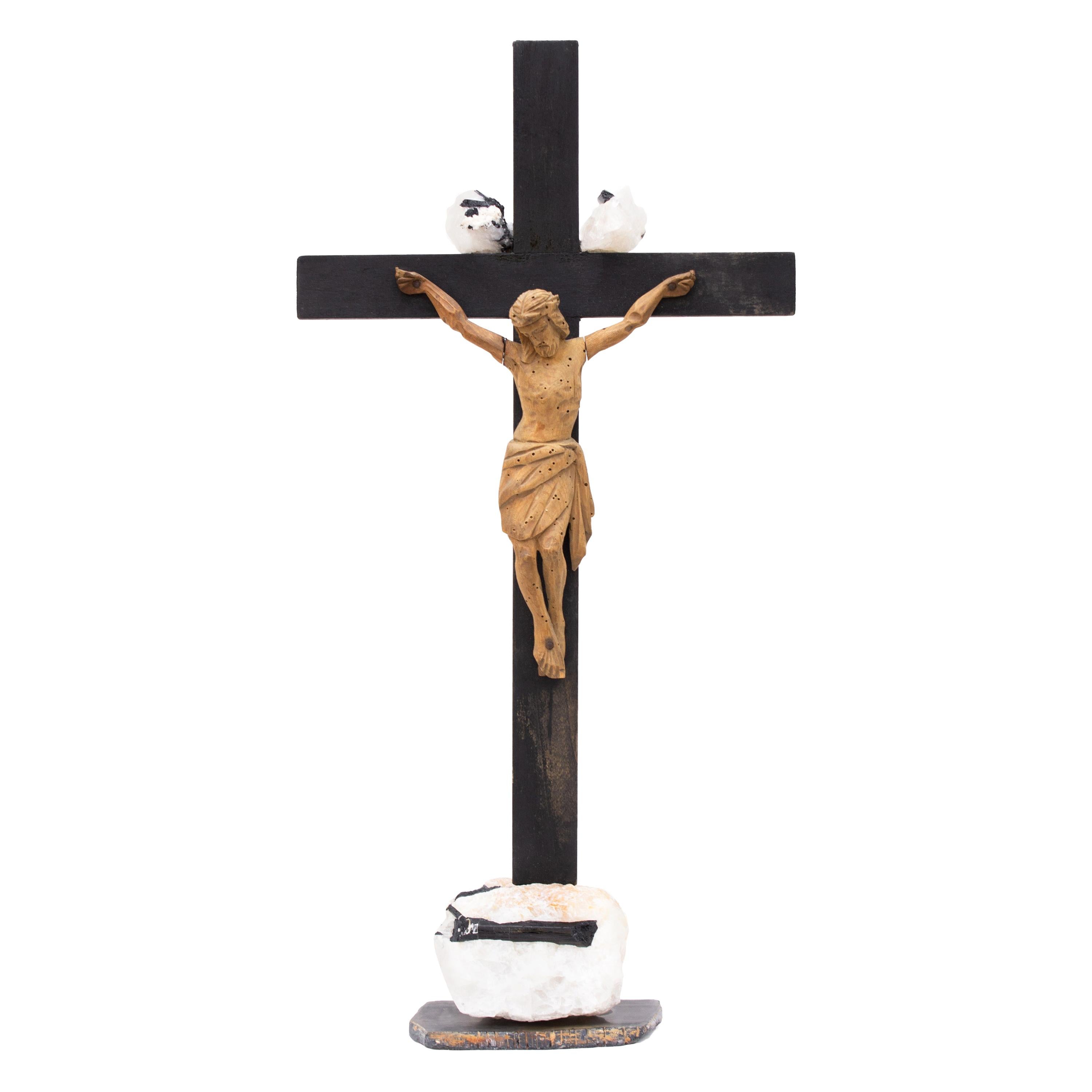 crucifix italien du 18ème siècle sur une tourmaline en cristal sur une base en obsidienne