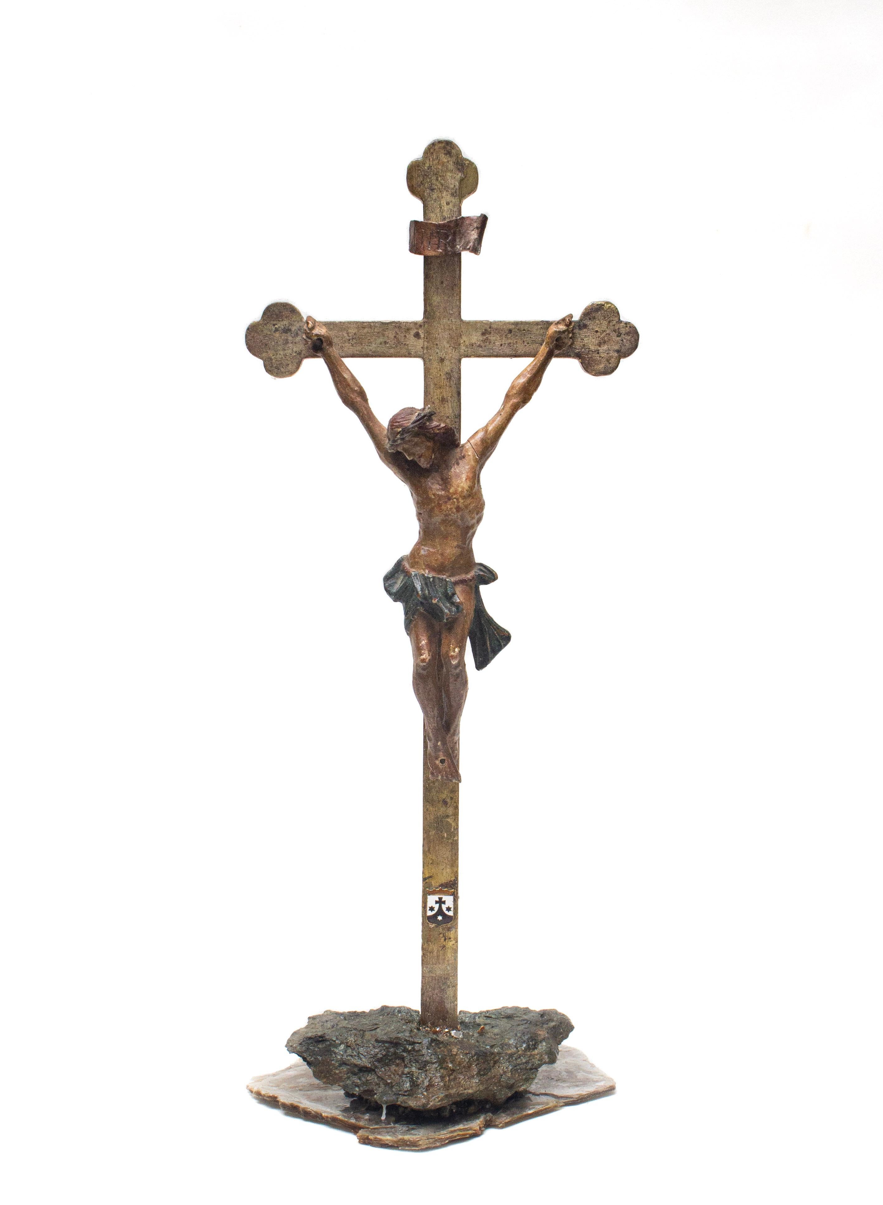 Skulpturales italienisches Kruzifix aus dem 18. Jahrhundert, montiert auf Smaragd in Matrix auf einem reflektierenden Glimmersockel.

Das Kruzifix stammt aus einer Kirche in der Toskana und ist aus handgeschnitztem Holz mit Blattsilber gefertigt. Es