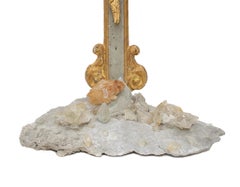 Croix italienne du 18e siècle avec kyanite, cristaux de calcite et perles baroques
