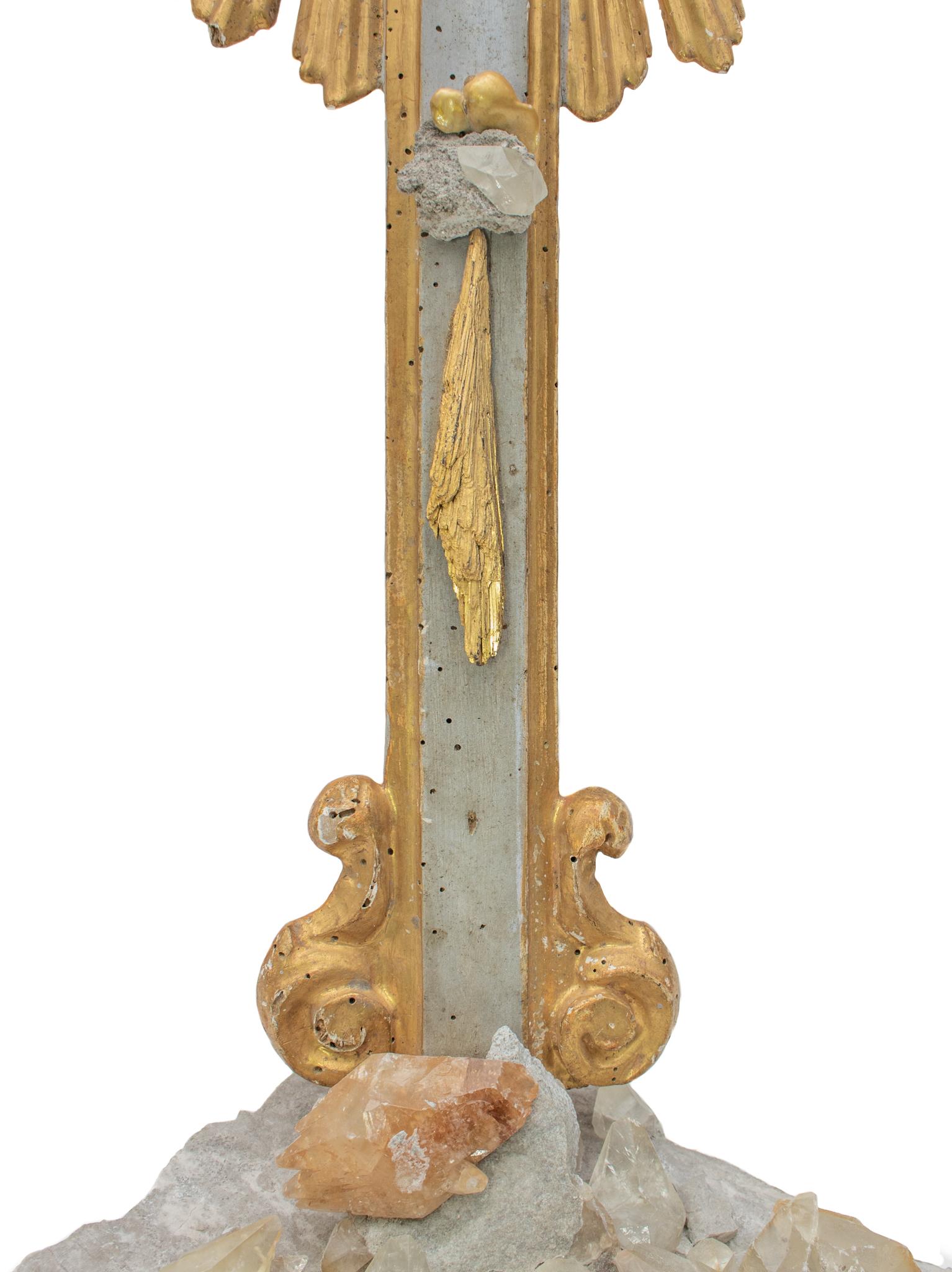 Italienisches Kreuz aus dem 18. Jahrhundert mit Kyanit, Calcite-Kristallen und Barockperlen (Handgeschnitzt) im Angebot