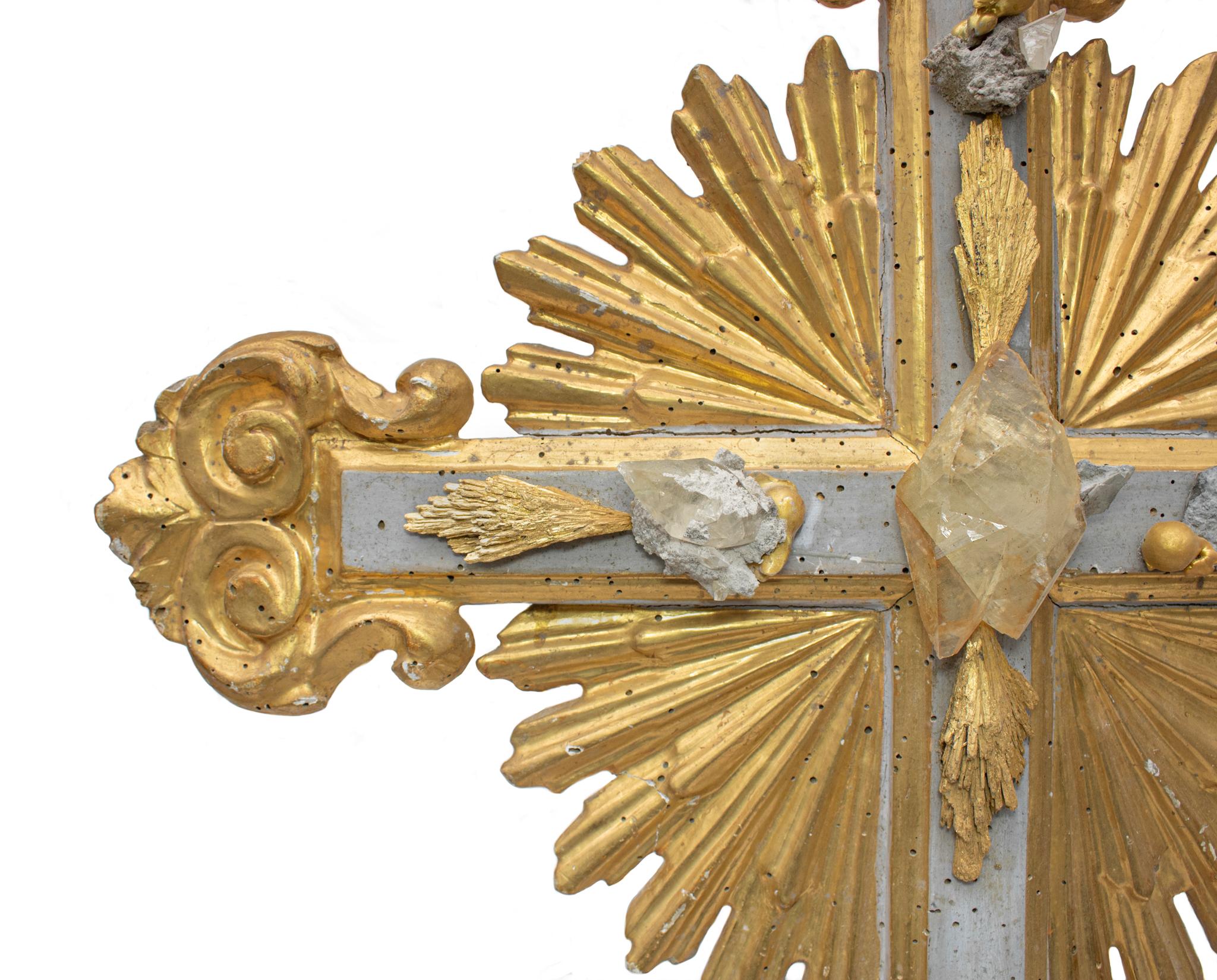 Italienisches Kreuz aus dem 18. Jahrhundert mit Kyanit, Calcite-Kristallen und Barockperlen im Zustand „Gut“ im Angebot in Dublin, Dalkey