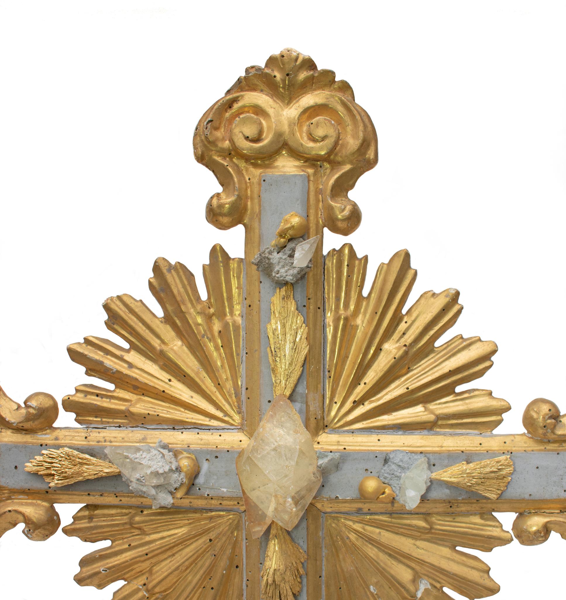 Italienisches Kreuz aus dem 18. Jahrhundert mit Kyanit, Calcite-Kristallen und Barockperlen (18. Jahrhundert und früher) im Angebot