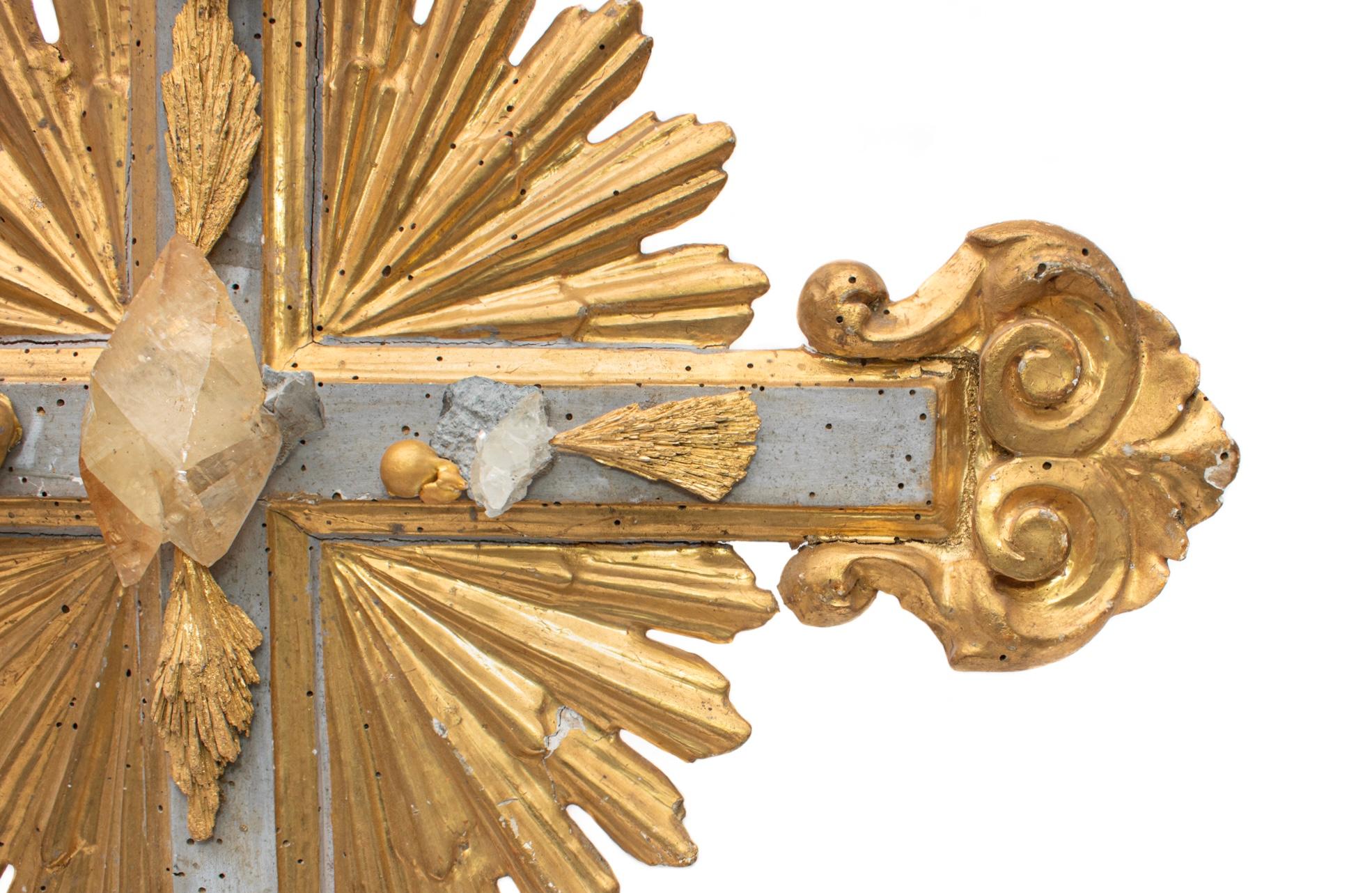 Italienisches Kreuz aus dem 18. Jahrhundert mit Kyanit, Calcite-Kristallen und Barockperlen (Vergoldung) im Angebot