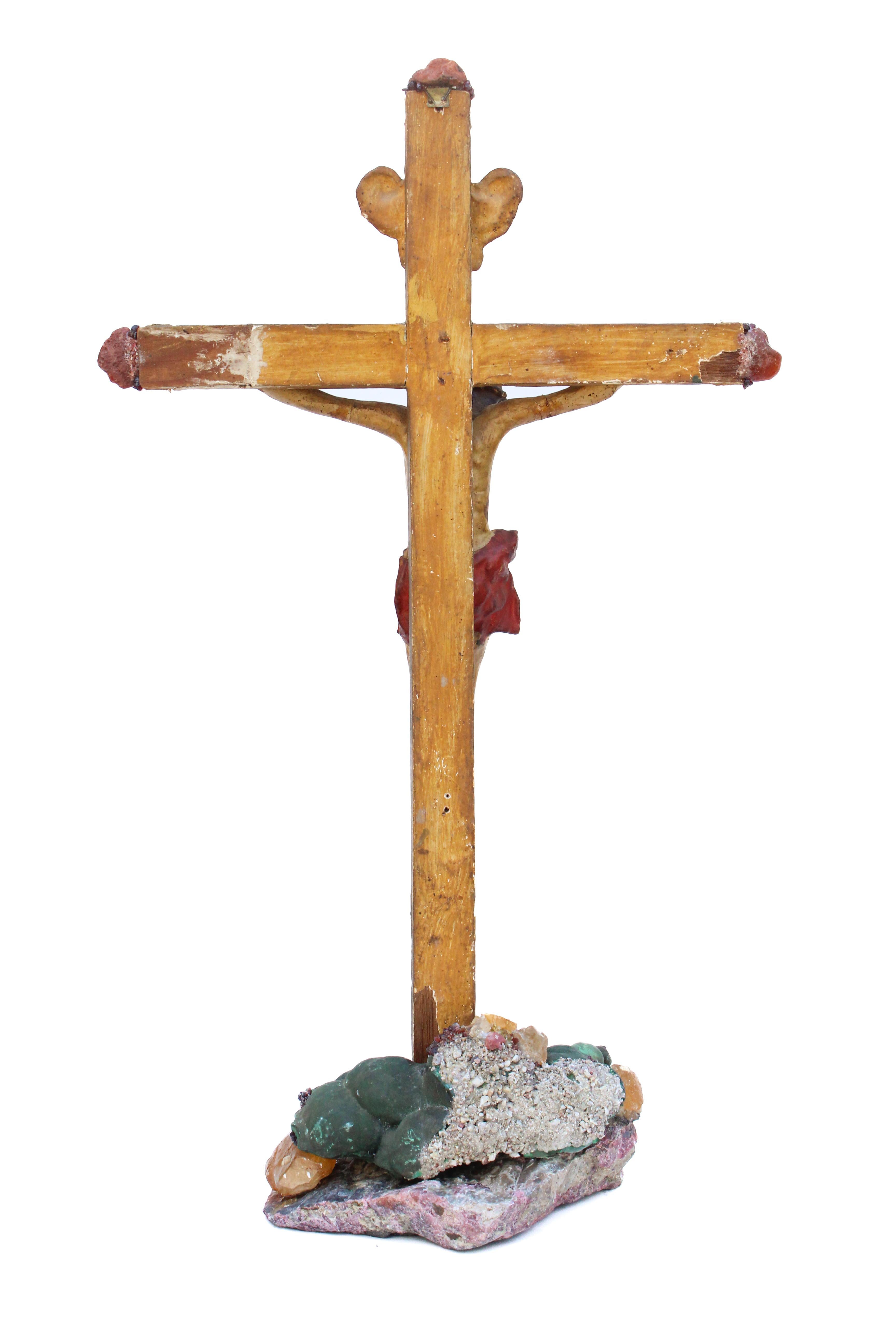 Italienisches Kruzifix aus dem 18. Jahrhundert mit Malachit, Calcite und Himbeer-Granat (18. Jahrhundert und früher) im Angebot
