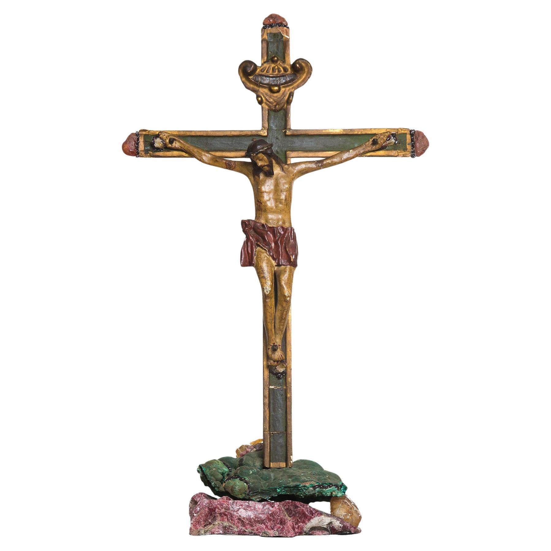 Crucifix italien du 18ème siècle avec malachite, calcite et grenat framboise en vente