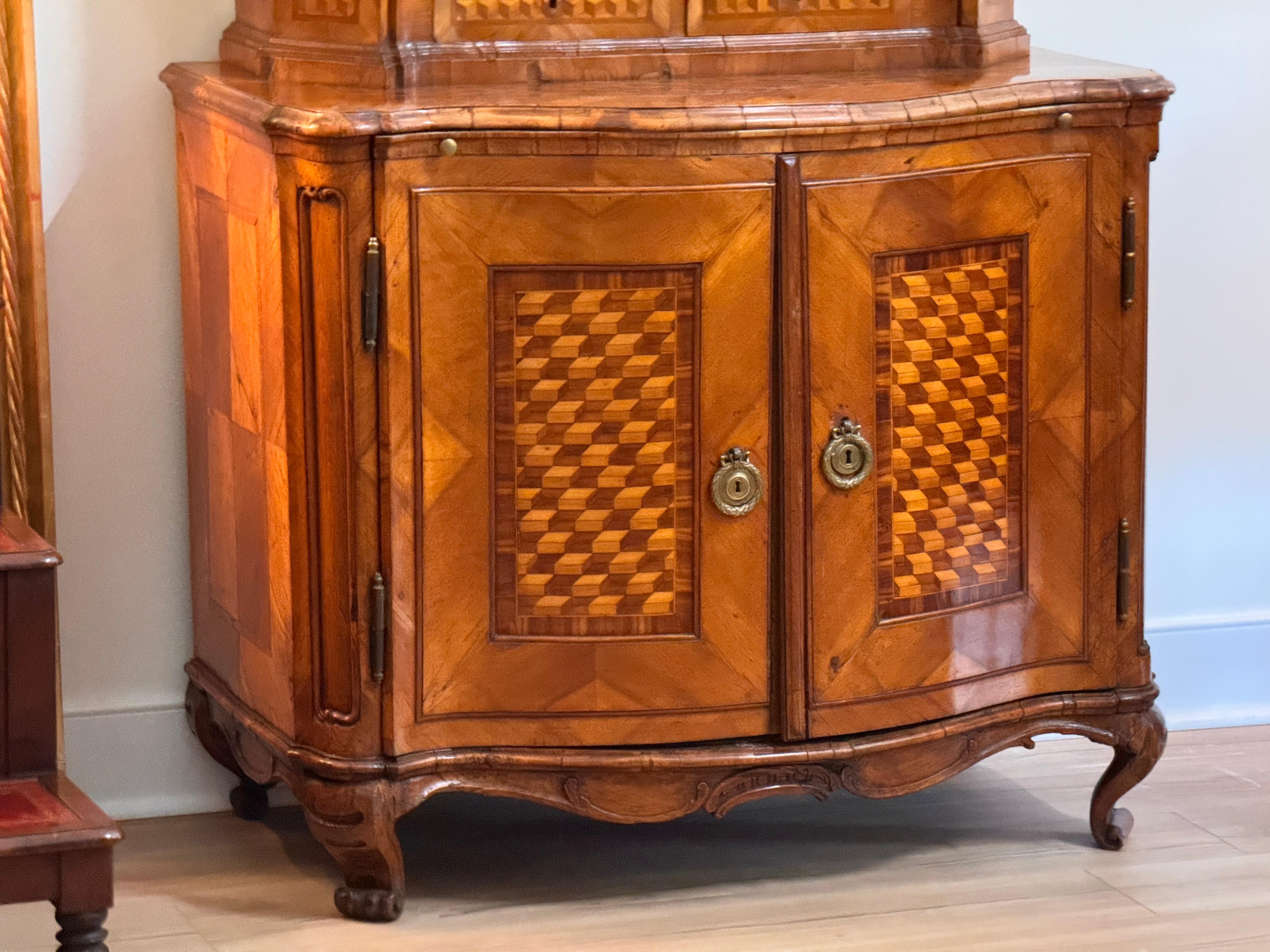 Italienischer Bücherschrank mit Würfelparkett in Nussbaum und Obstholz aus dem 18. (Barock) im Angebot