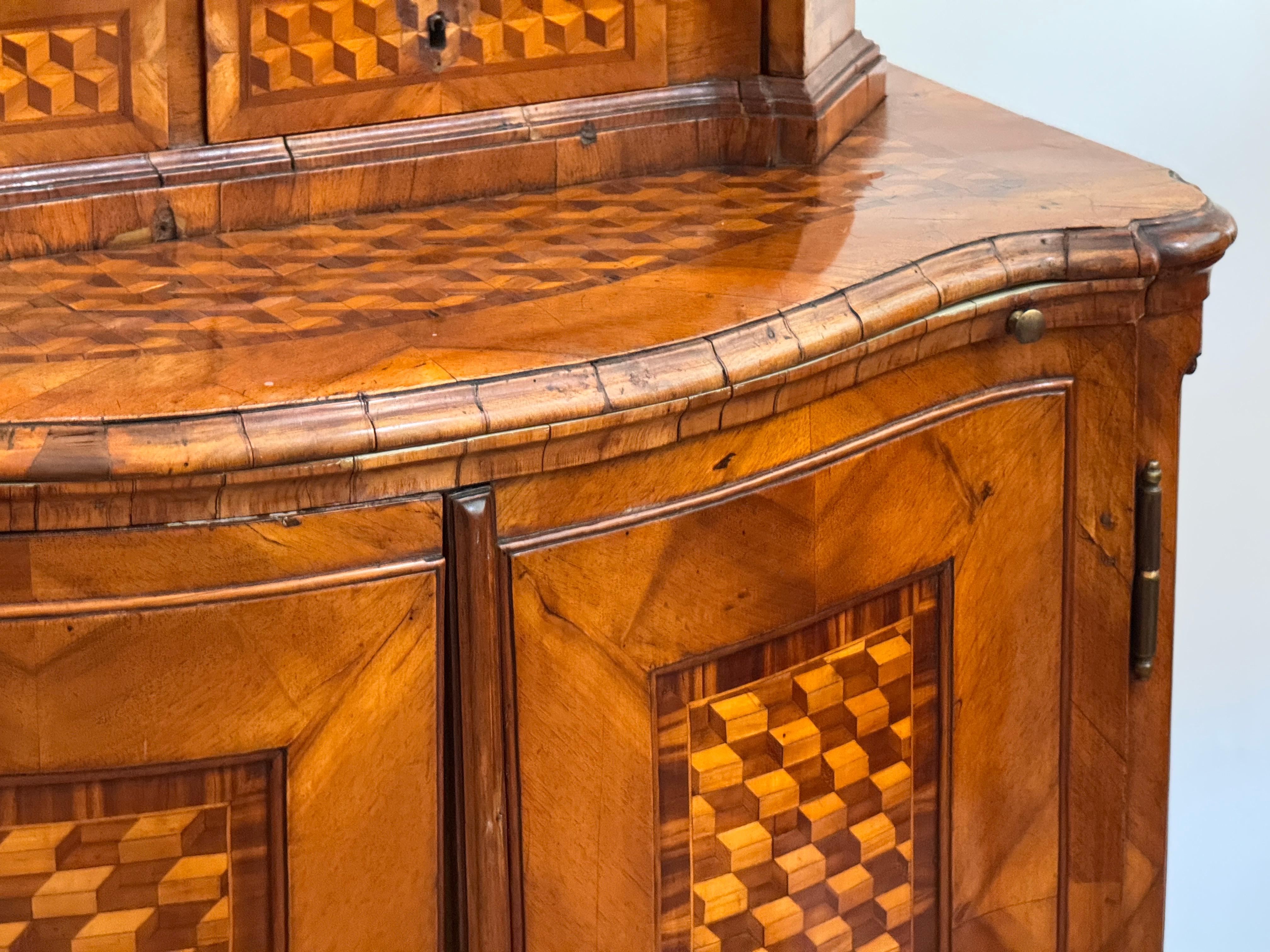 Italienischer Bücherschrank mit Würfelparkett in Nussbaum und Obstholz aus dem 18. (18. Jahrhundert und früher) im Angebot