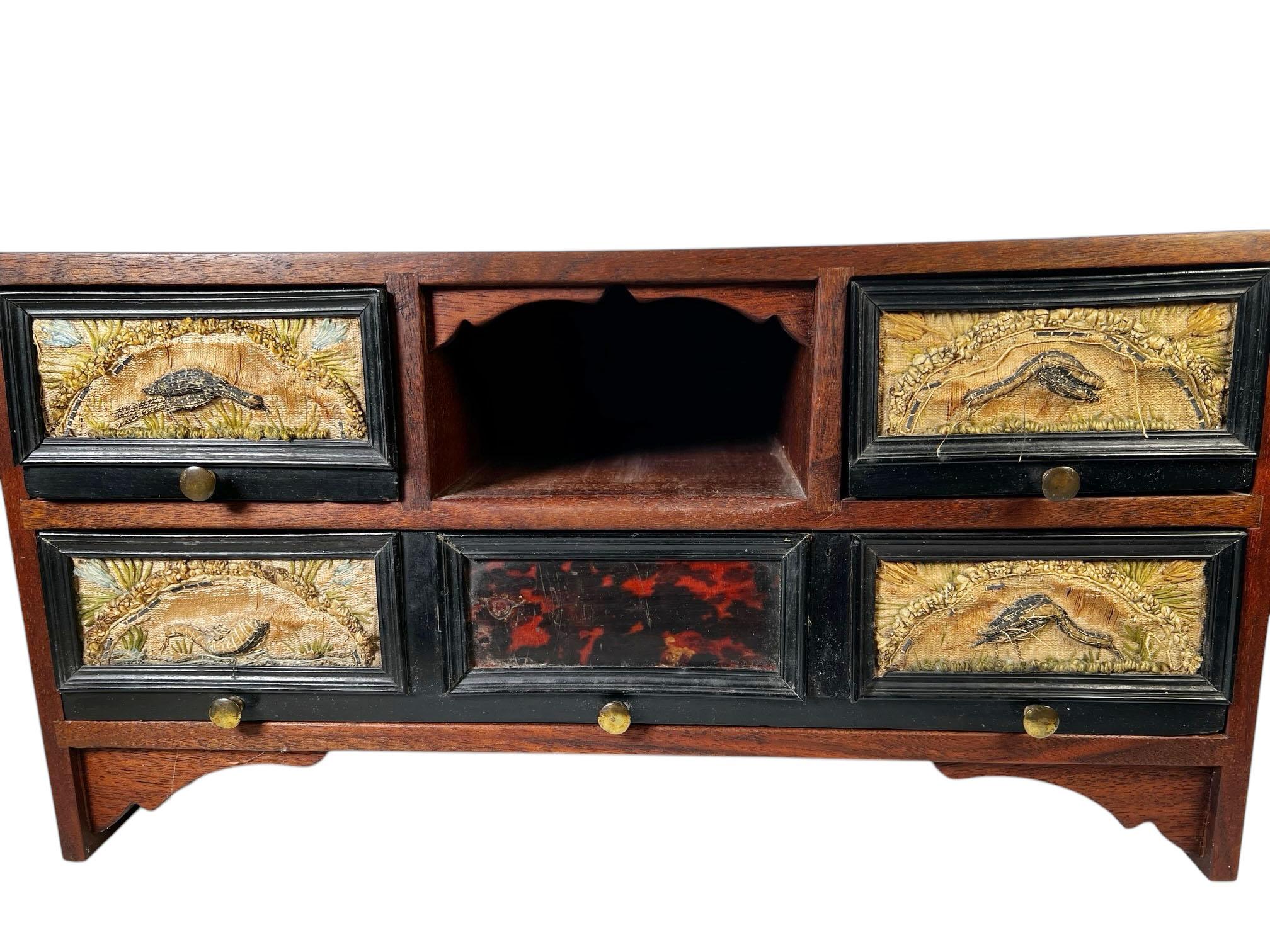 Este exquisito armario italiano muestra una asombrosa combinación de artesanía antigua y refinamiento vintage posterior. Los cajones originales de finales del siglo XVIII están adornados con intrincados bordados de tocón y carey. Estos notables