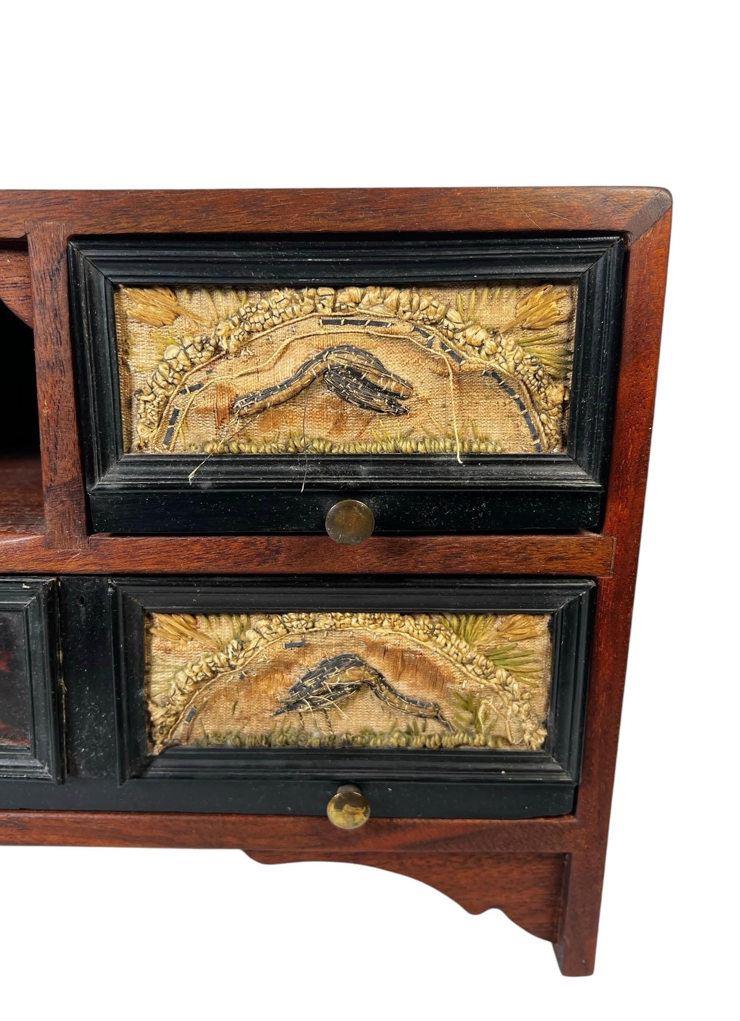 Armario decorativo italiano del siglo XVIII Caparazón de tortuga en venta