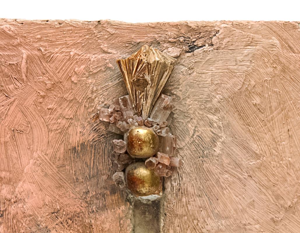 Fragments italiens du XVIIIe siècle décorés d'aragonite et de pyrophyllite avec un canevas sculpté, des strates de couches de peinture à l'huile, finis avec une glaçure italienne de terre d'ombre brute et de la pouzzolane (cendre volcanique moulue à