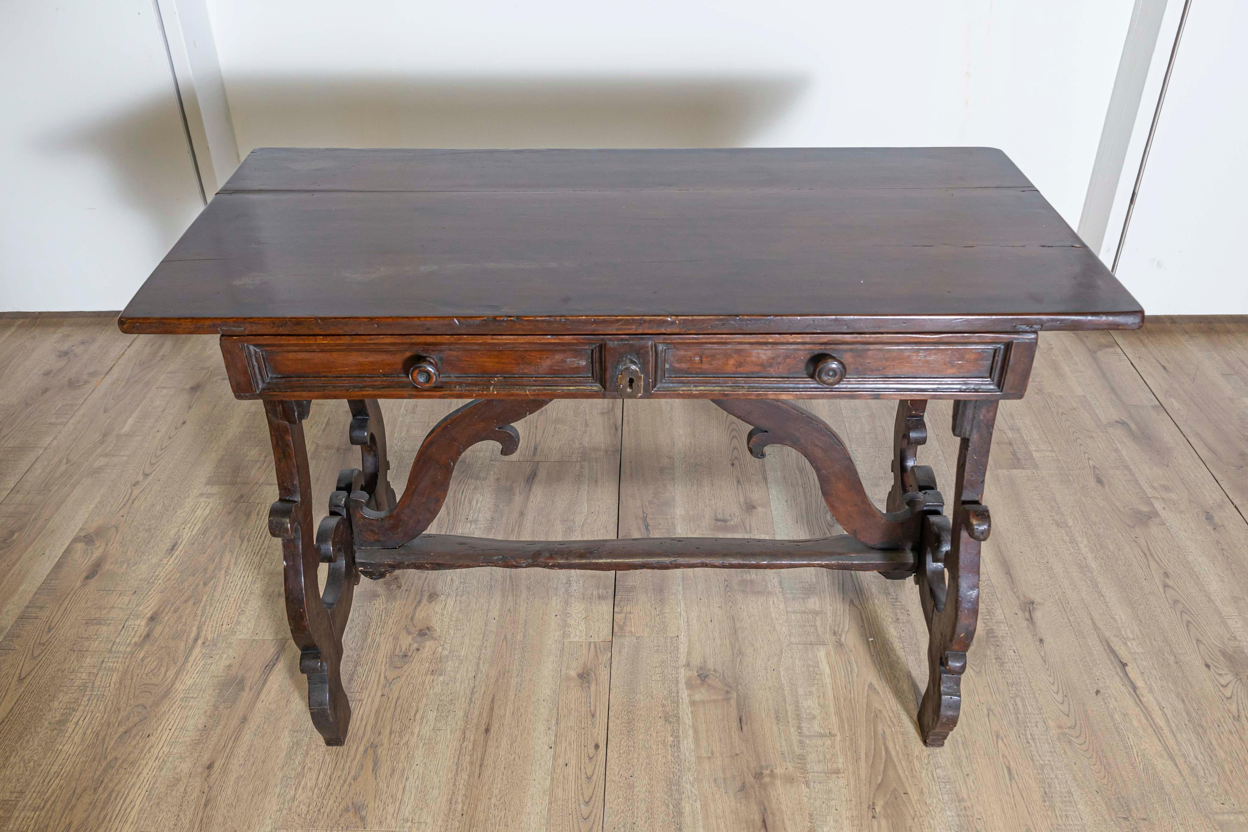 Italienischer Schreibtisch aus dem 18. (Barock) im Angebot