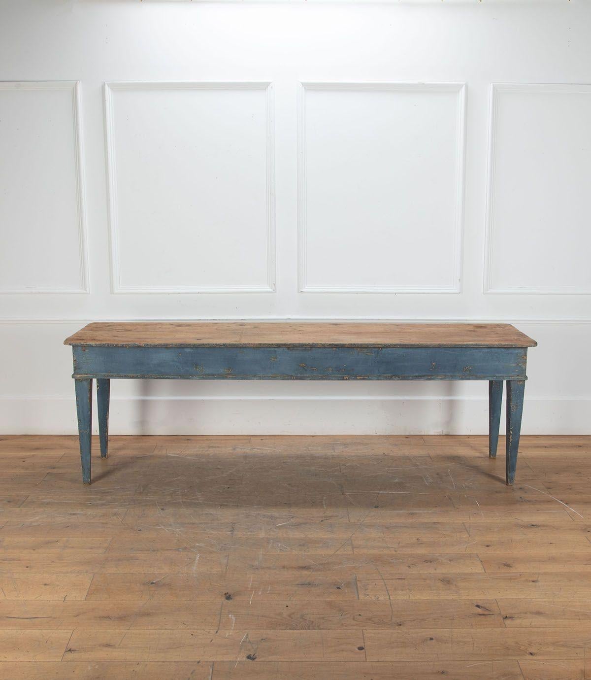Table italienne du 18e siècle avec un plateau en pin joliment patiné et usé.

La base est dans son bleu d'origine. Pieds fuselés robustes et tablier de 18 cm de profondeur avec garniture de perles quadrillées.