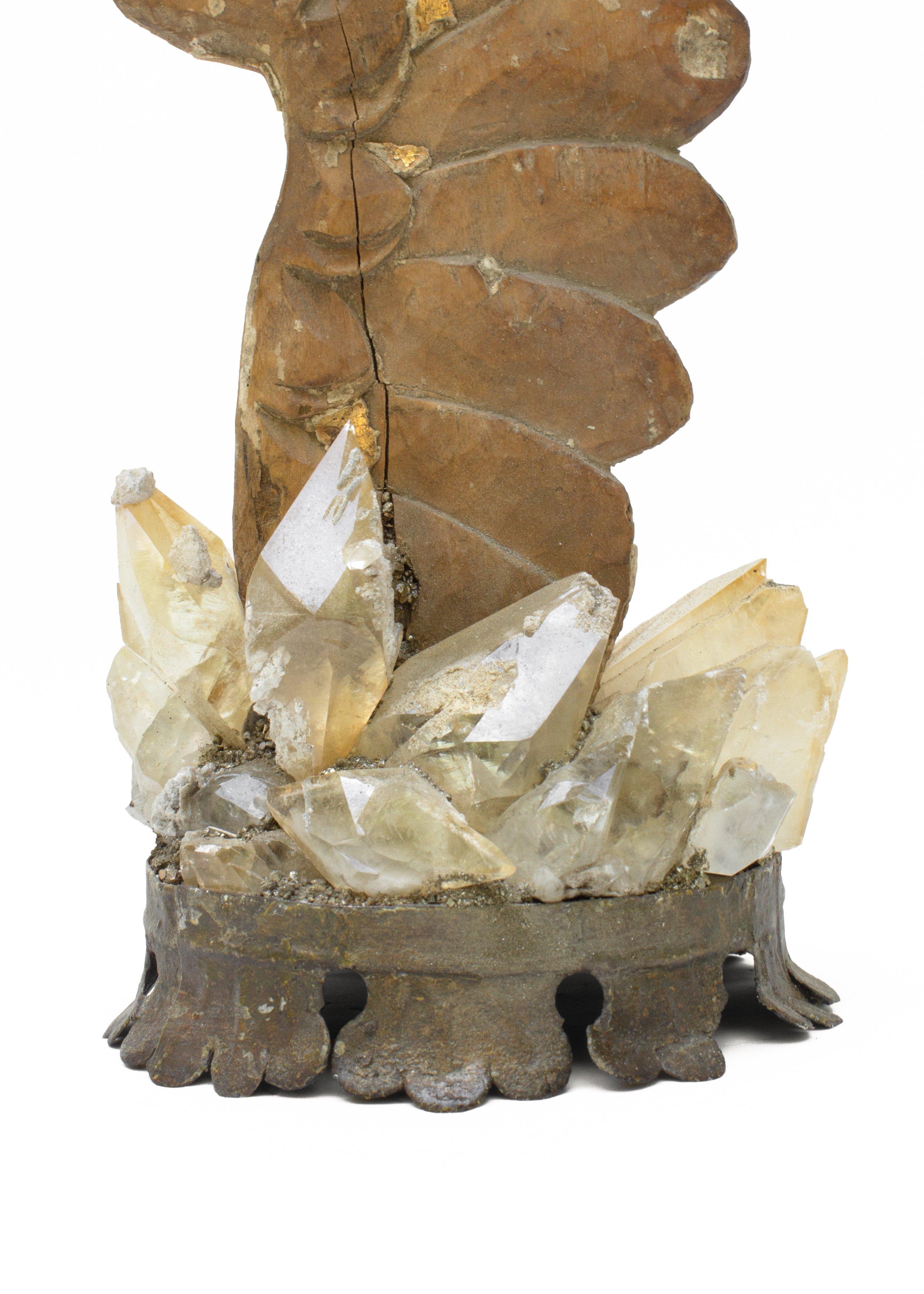Ala d'angelo in foglia d'oro distorta del XVIII secolo con cristalli di calcite dorati su un antico gocciolatoio di metallo italiano. Questi cristalli di calcite provengono dalla miniera di Elmwood, nel Tennessee, nota per la produzione di calcite