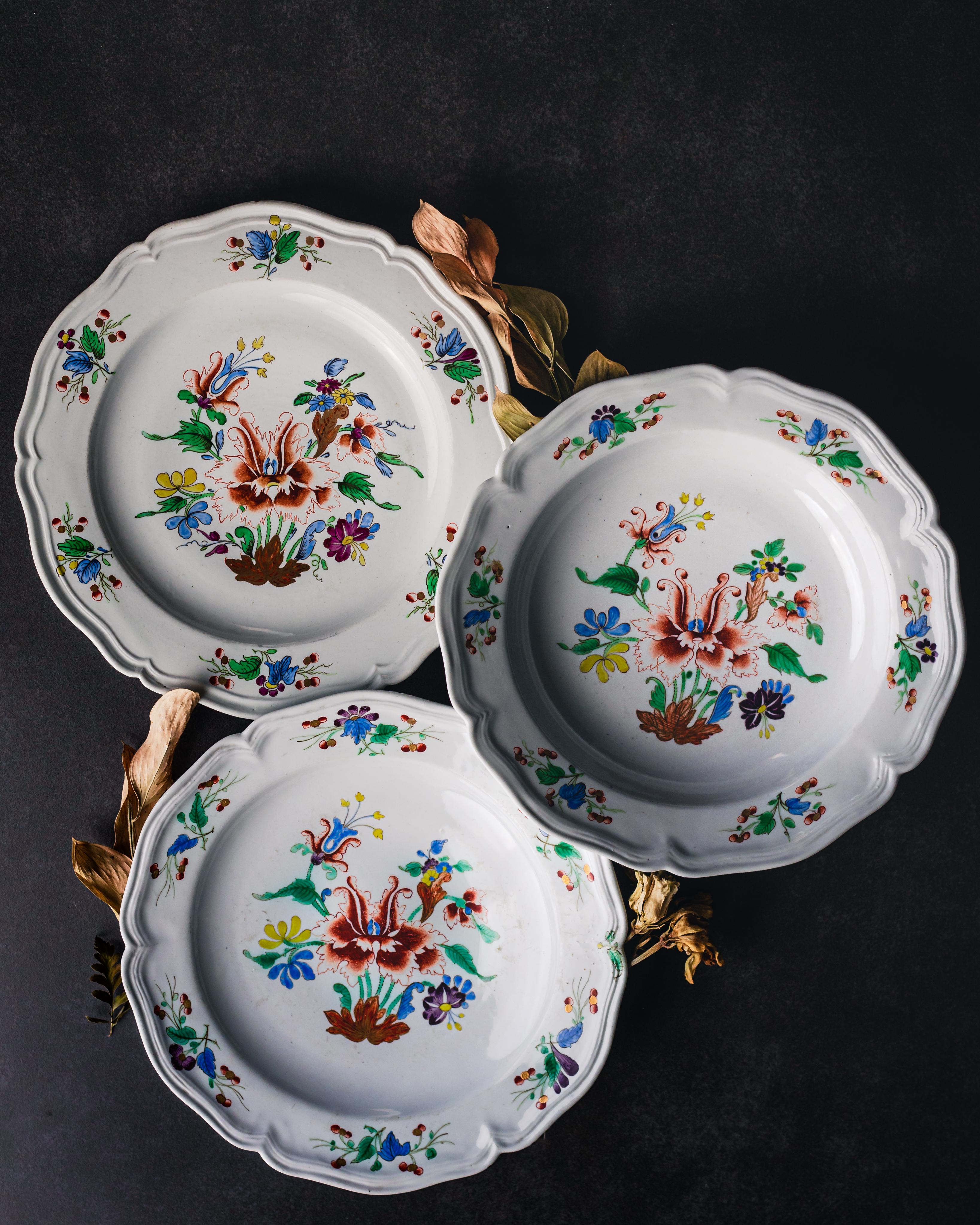 Tafelservice mit sechs Tellern und sechs Suppentellern aus der Porzellanmanufaktur Doccia, um 1750.

In Italien fand die erste Porzellanproduktion Europas statt: in Florenz zwischen 1575 und 1587 unter der Schirmherrschaft von Francesco I. de'