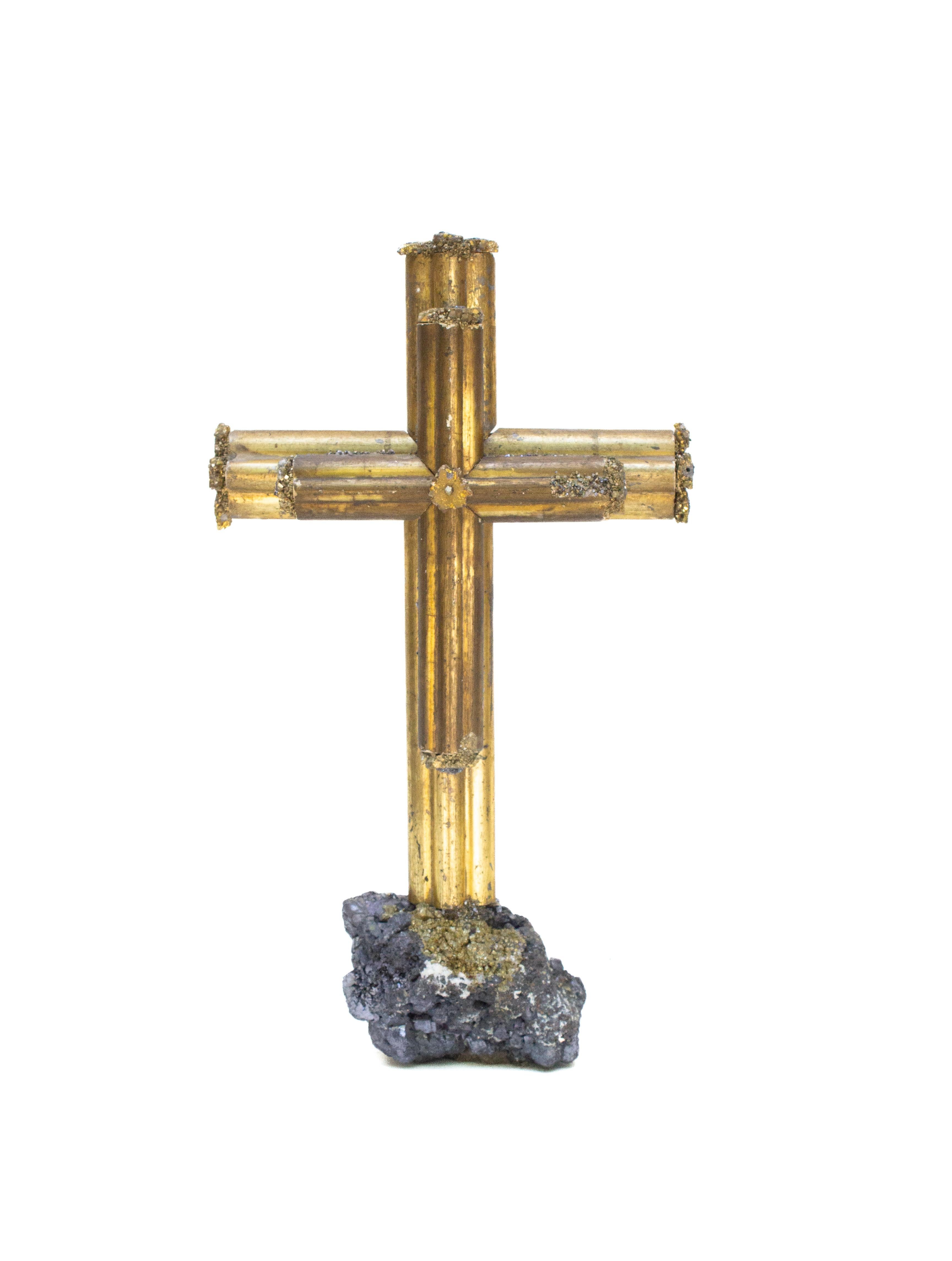 Cruz escultórica italiana del siglo XVIII, dorada y de doble montura, sobre hematites con inclusiones de pirita y adornada con rosetas de pirita. Una cruz más pequeña a juego se monta sobre la cruz mayor para crear un efecto contemporáneo de 4
