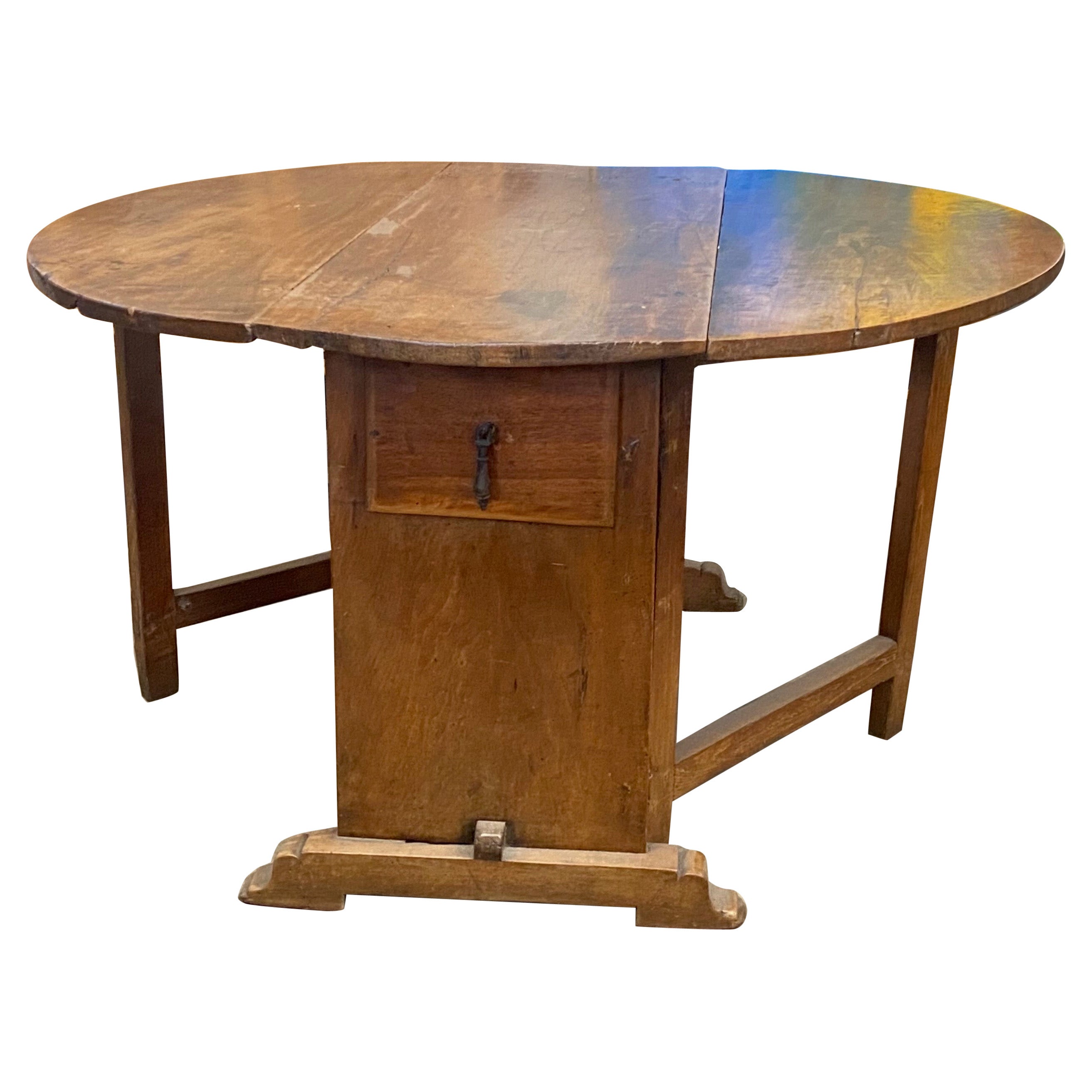 Tavolo rotondo a ribalta in noce massiccio splendidamente invecchiato.
Le gambe del cancello che sostengono le ante potrebbero essere vecchie sostituzioni, altrimenti sono in condizioni originali notevoli con finiture originali.
Quando le foglie