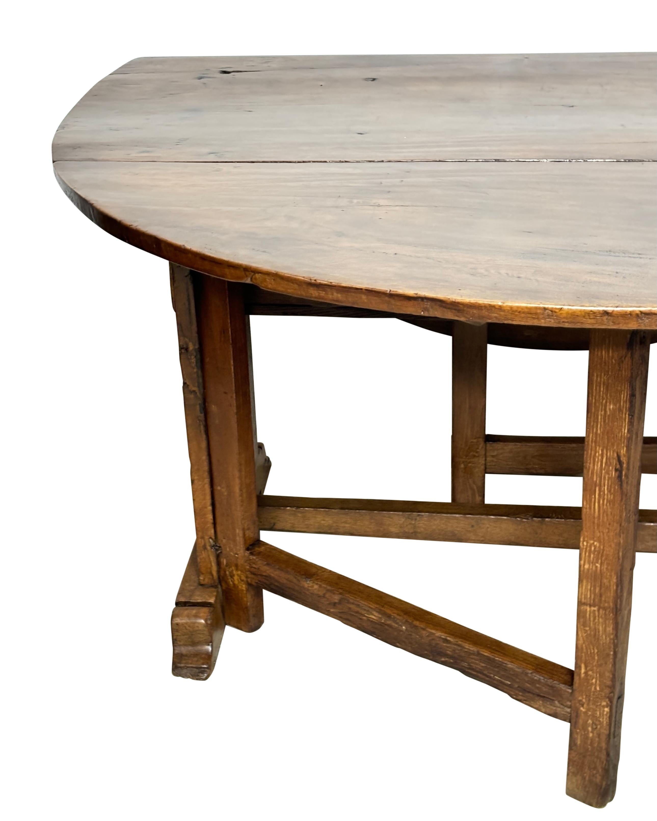 18th Century Italian Drop Leaf Walnut Round Dining Table For Sale 1