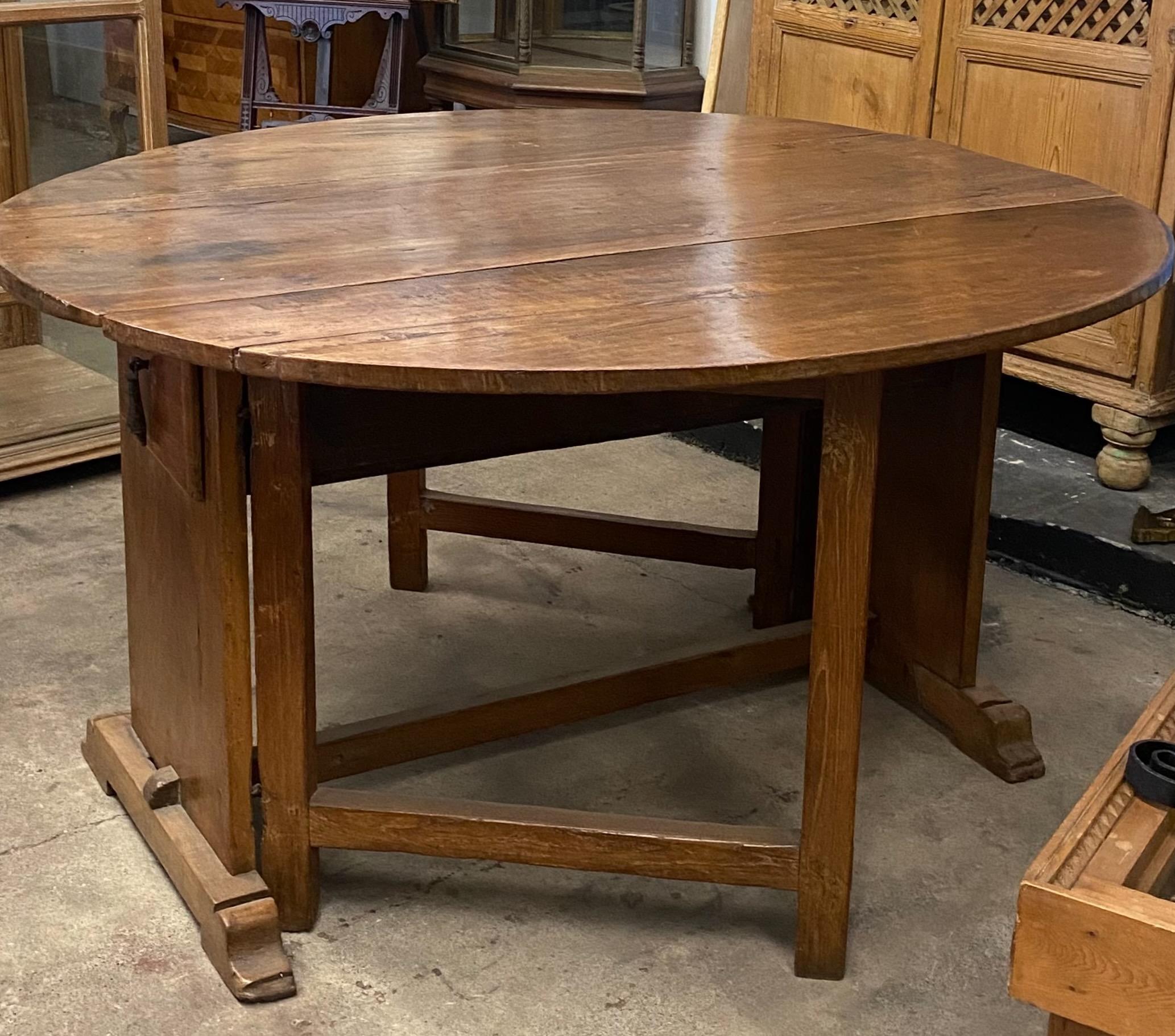 18th Century Italian Drop Leaf Walnut Round Dining Table In Good Condition For Sale In San Francisco, CA