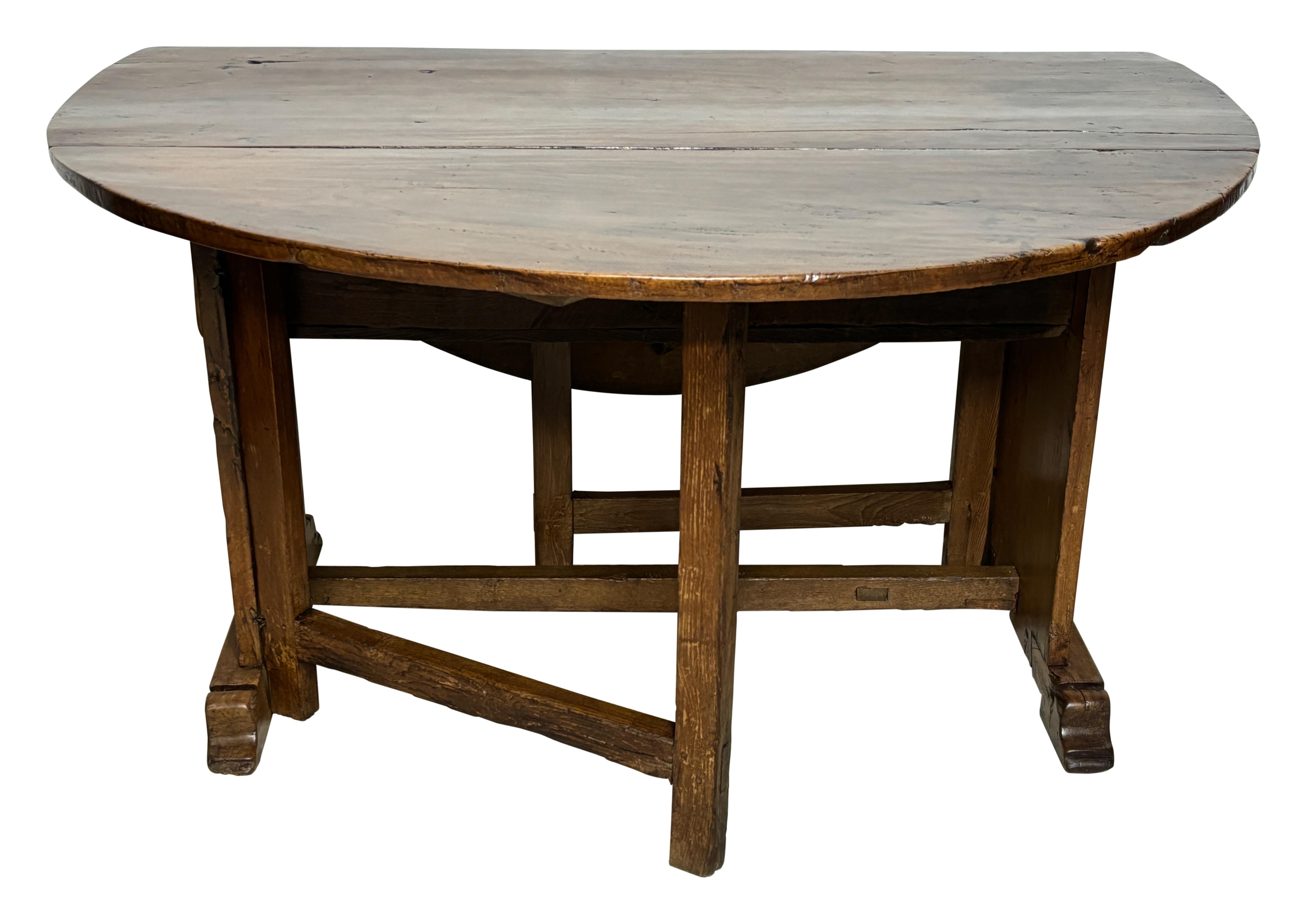 18th Century Italian Drop Leaf Walnut Round Dining Table For Sale 4
