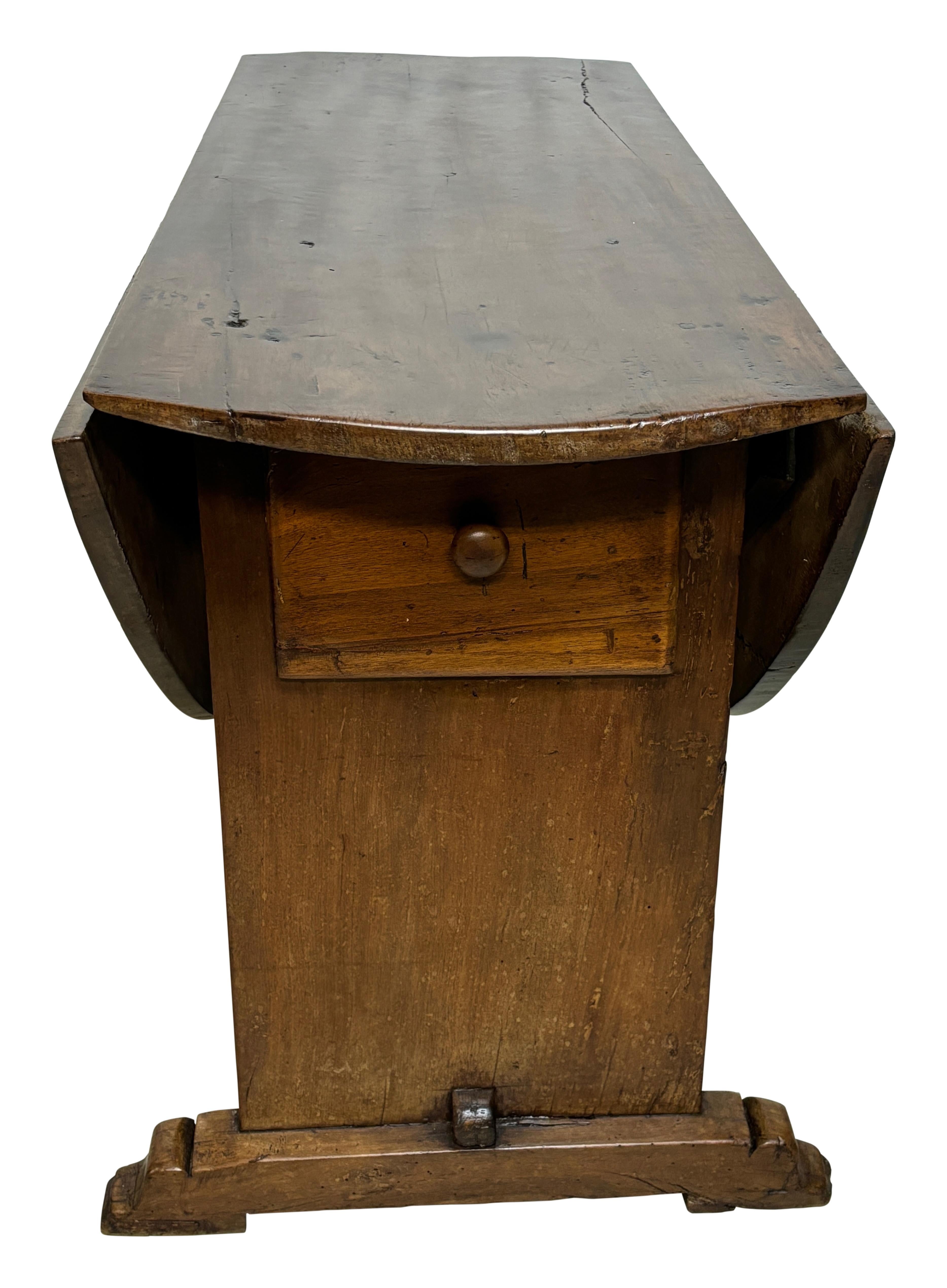 18th Century Italian Drop Leaf Walnut Round Dining Table For Sale 3