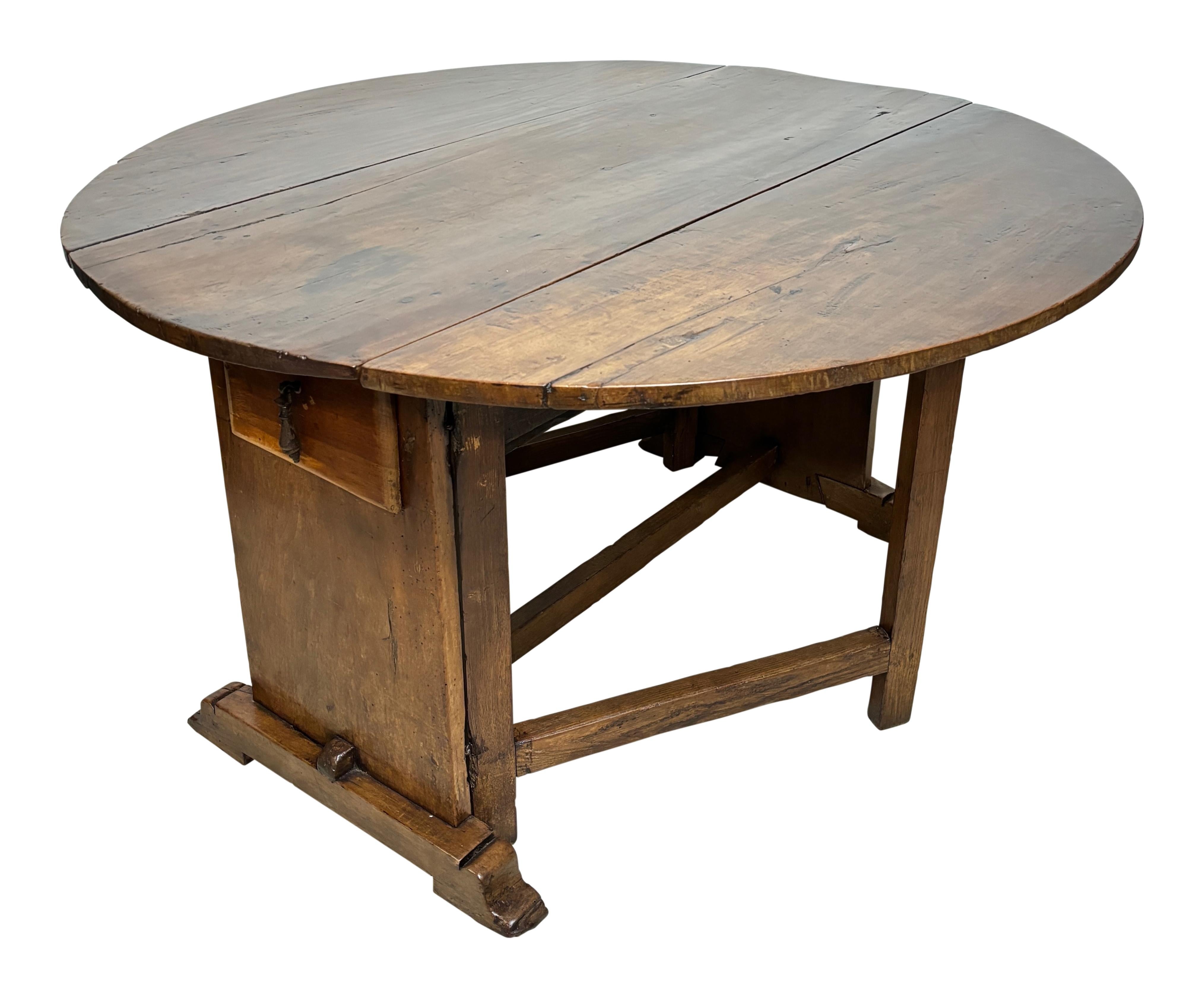 18th Century Italian Drop Leaf Walnut Round Dining Table For Sale 2